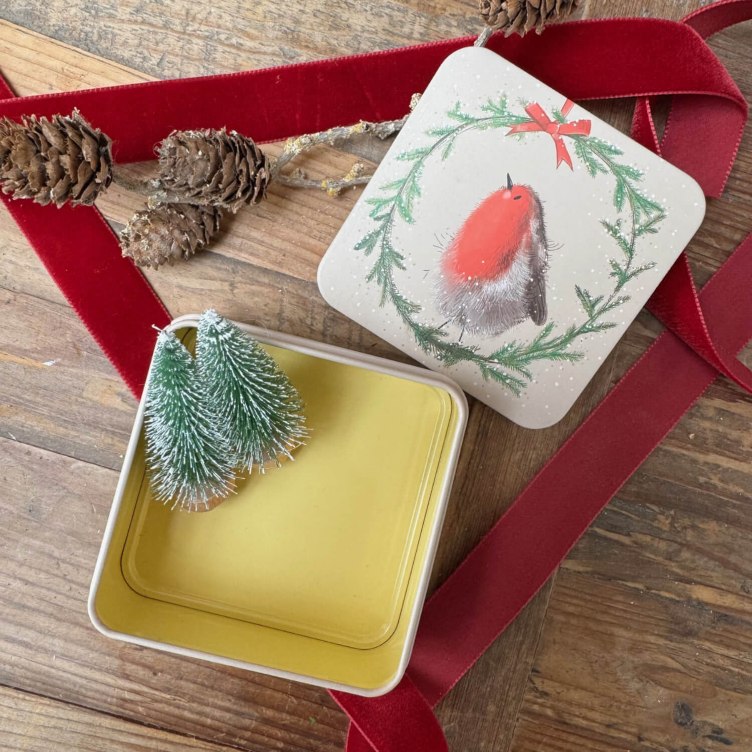 Alex Clark Christmas Medium Square Tin - Robin Wreath - Image 2