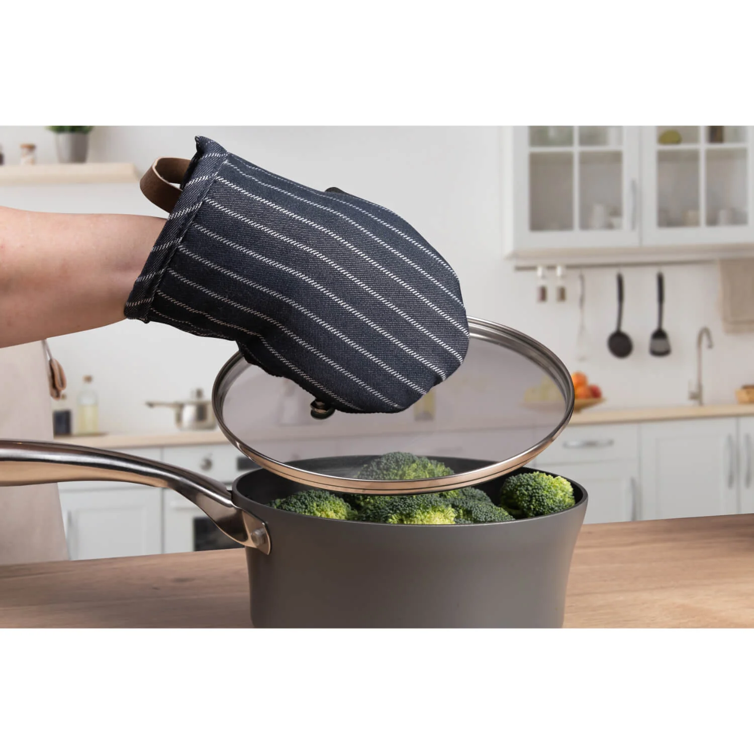 Cuisinart Neoprene Pack of 2 Mini Oven Mitts - Denim Pinstripe - Image 5