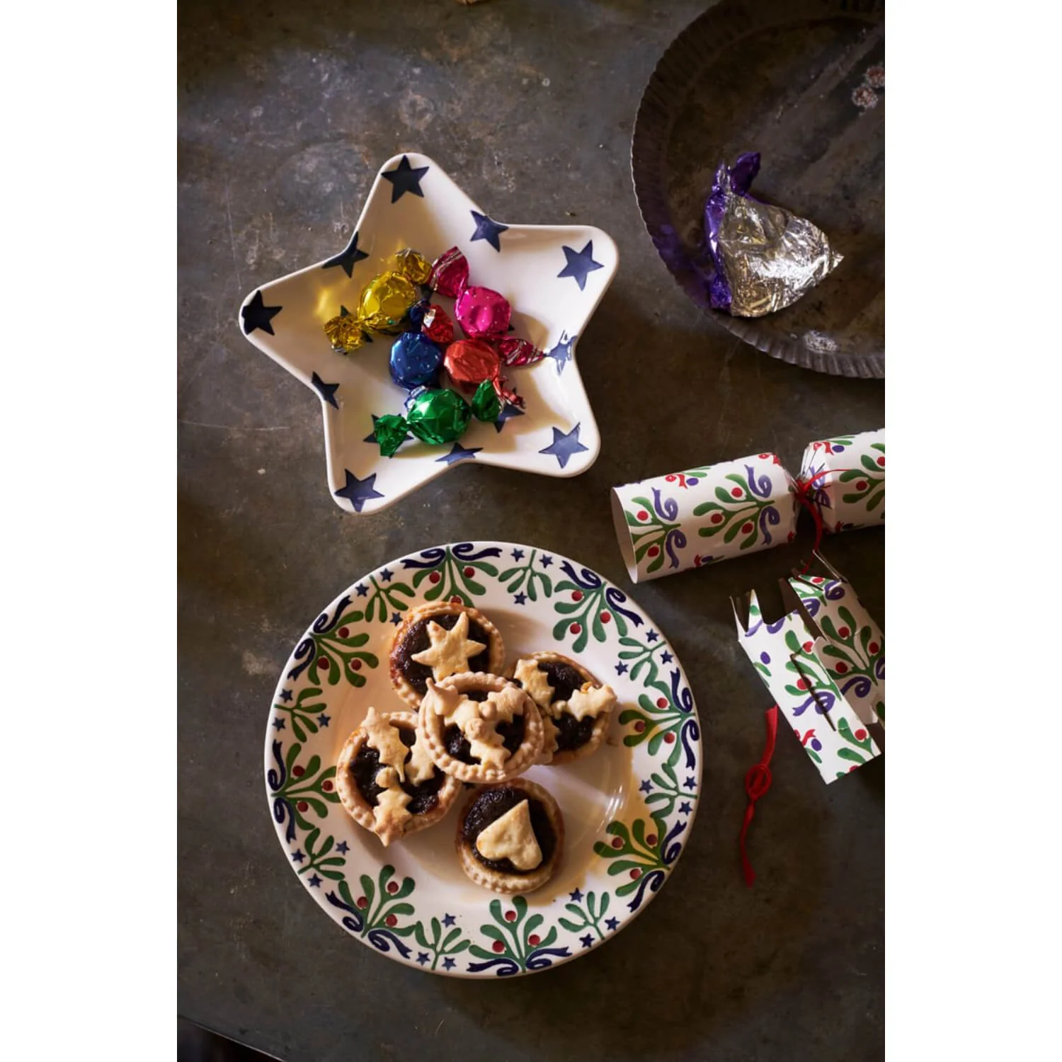 Emma Bridgewater 8 1/2" Plate - Mistletoe - Image 2