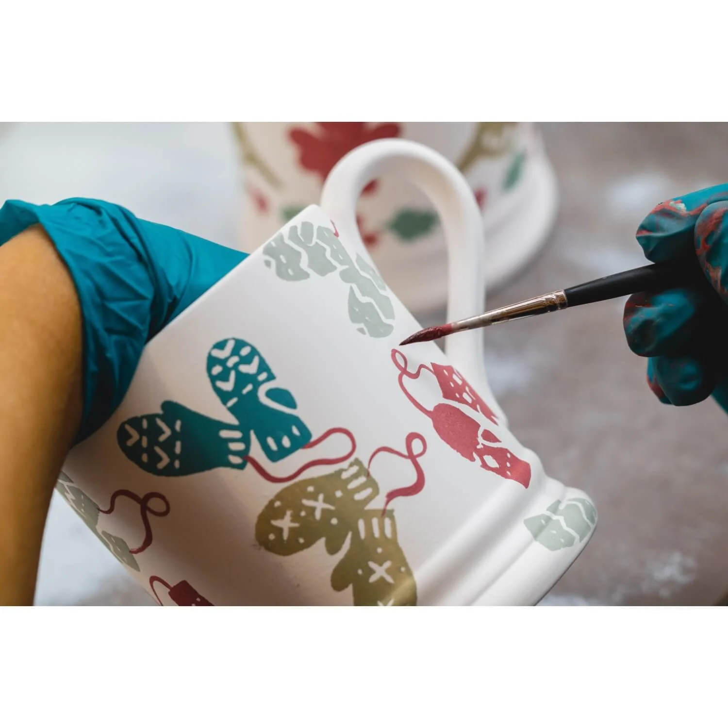 Emma Bridgewater Christmas Mittens Half Pint Mug - Image 5