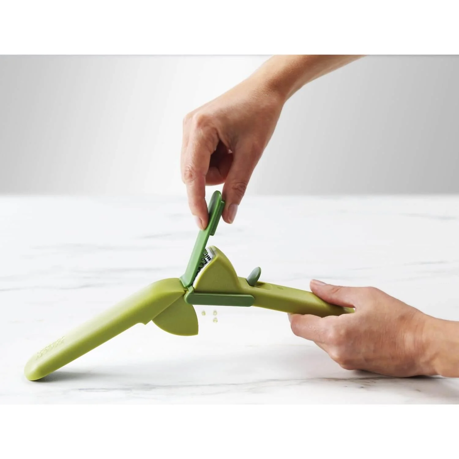 Joseph Joseph Clean Force Garlic Press - Green - Image 5