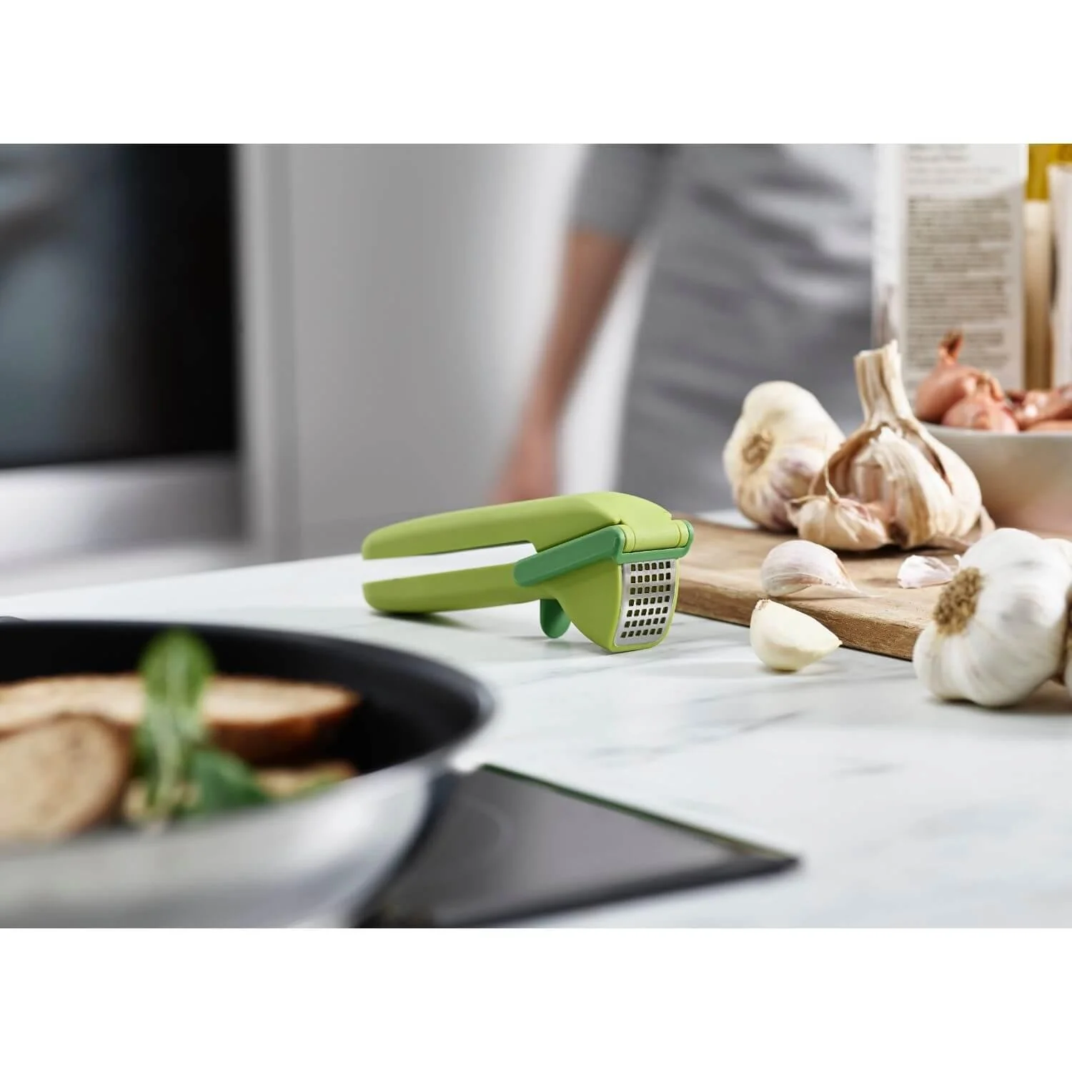 Joseph Joseph Clean Force Garlic Press - Green - Image 8