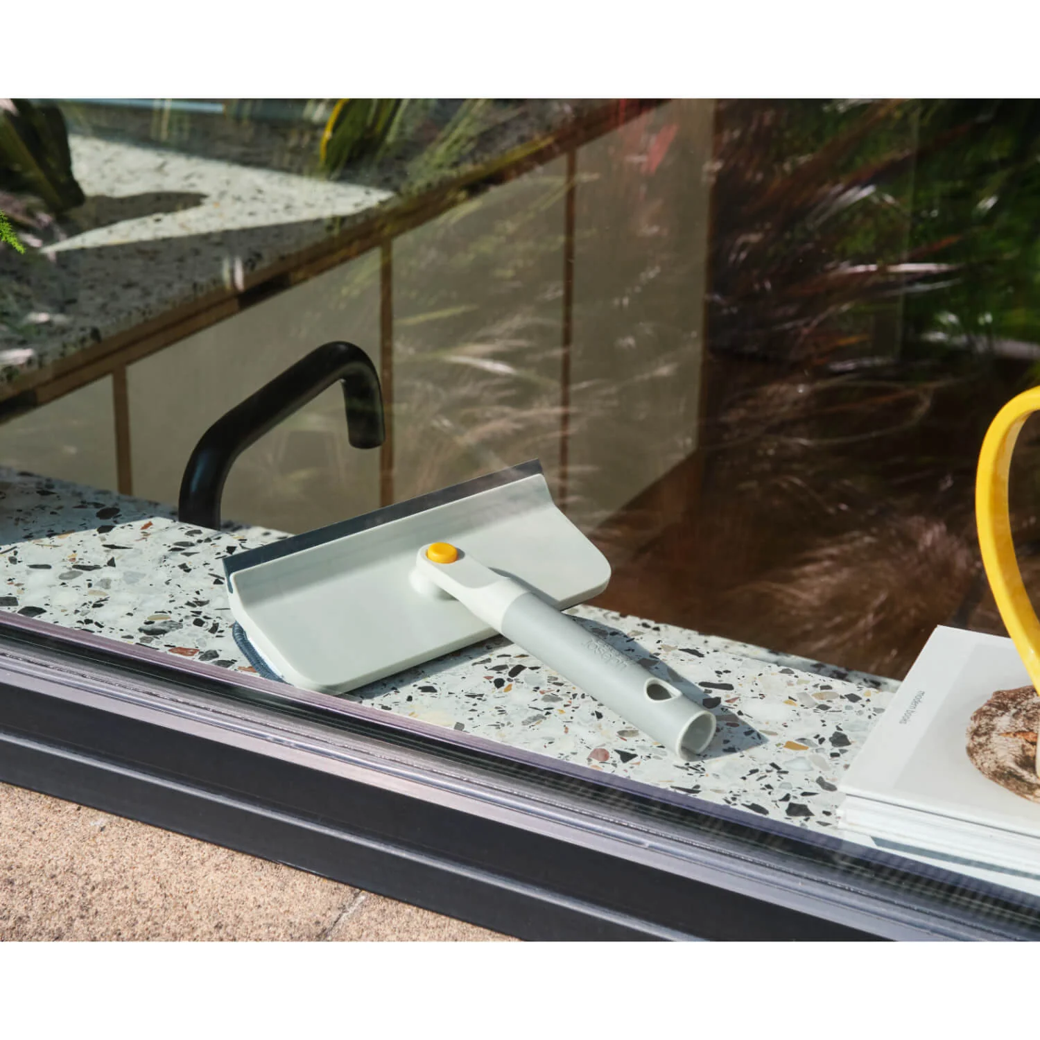 Joseph Joseph CleanTech™ 2-in-1 Glass Cleaning Tool - Image 7