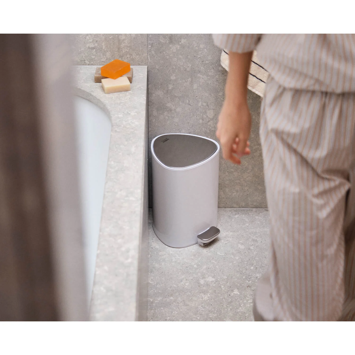 Joseph Joseph EasyStore™ 5 Litre Bathroom Pedal Bin - Gloss White - Image 9