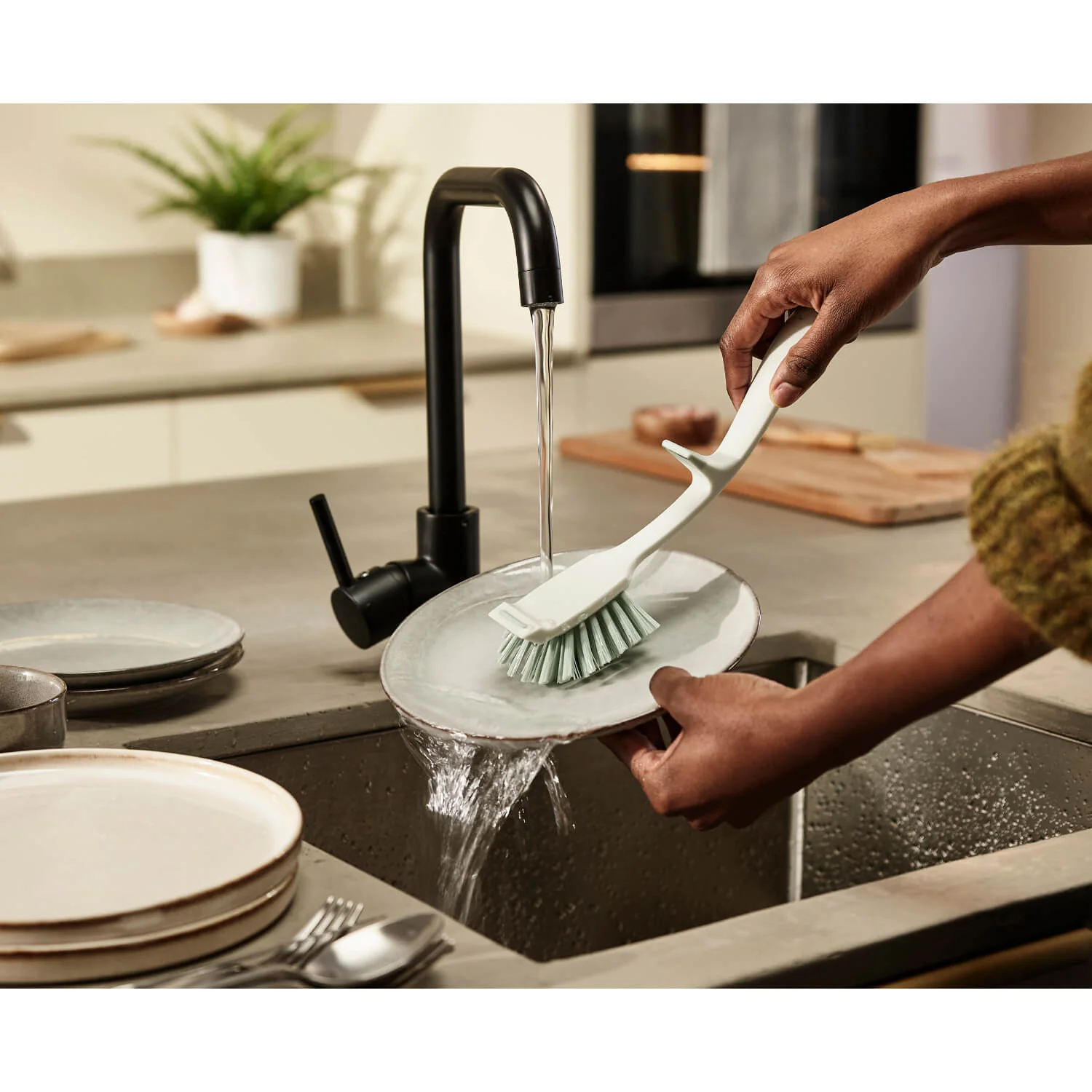 Joseph Joseph Edge Dish Brush - Light Stone & Sage Green - Image 9