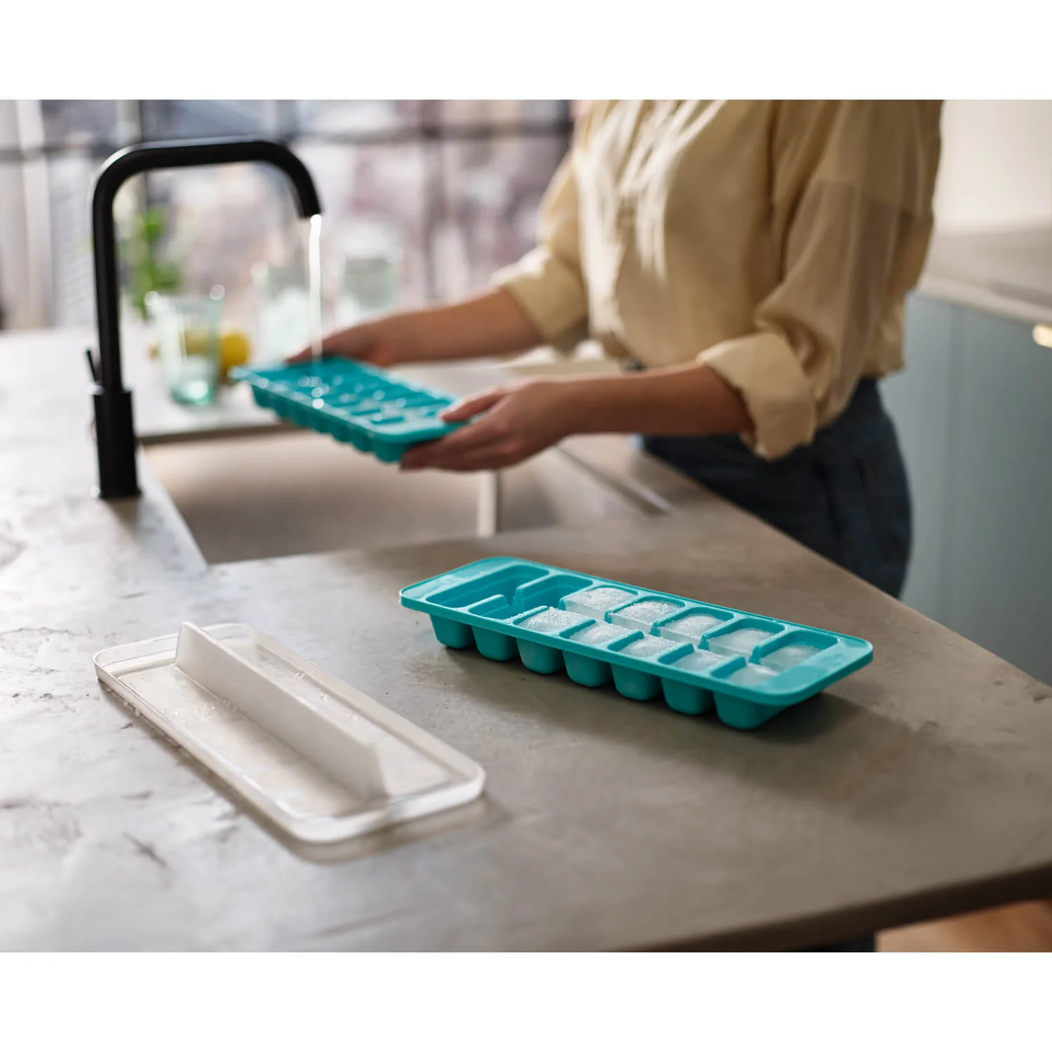 Joseph Joseph Flow Easy-Fill Ice Cube Tray - Image 9
