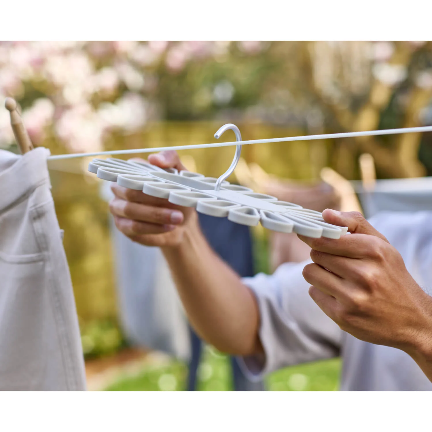 Joseph Joseph Petal™ 22 Piece QuickGrip Small Items Hanger - Ecru - Image 5