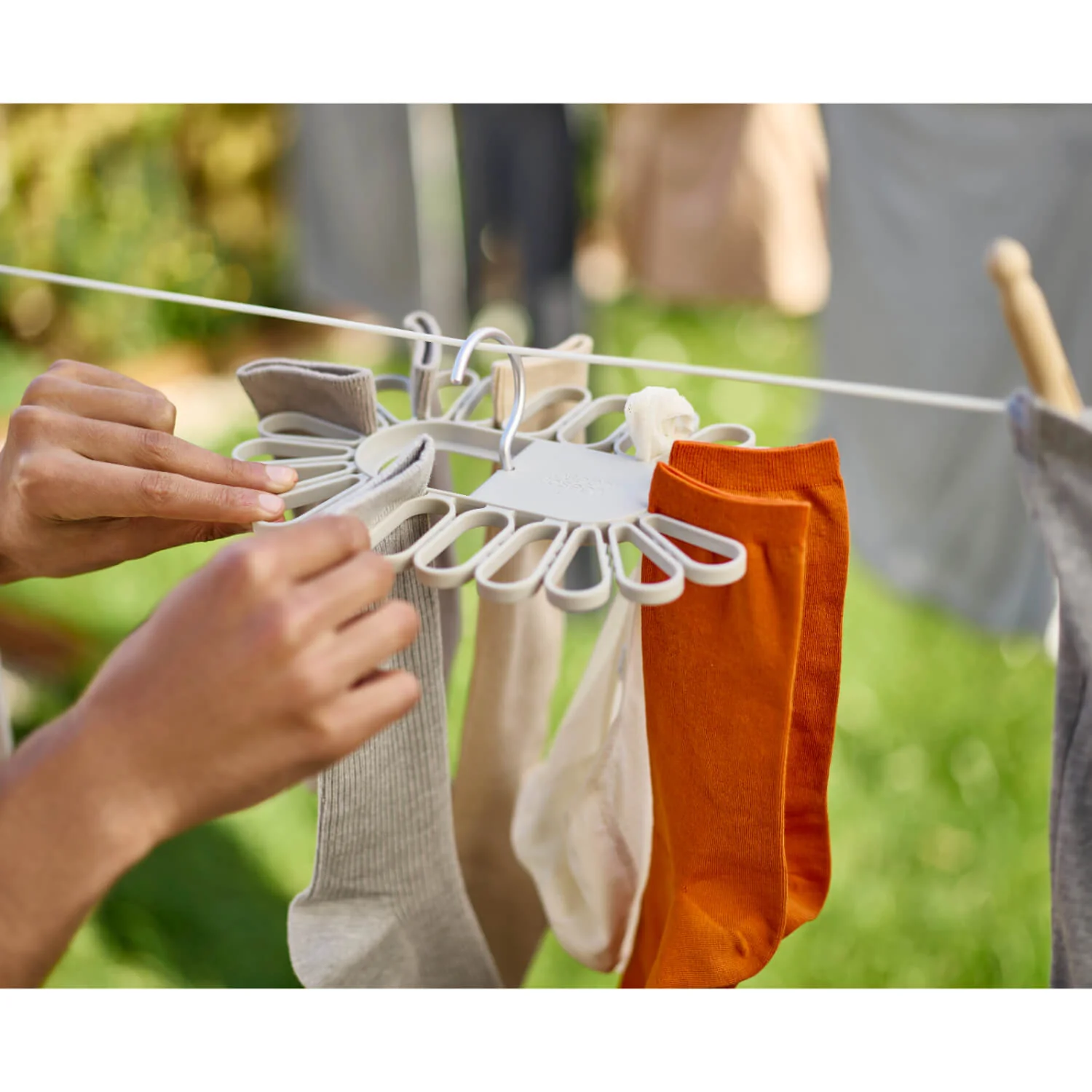 Joseph Joseph Petal™ 22 Piece QuickGrip Small Items Hanger - Ecru - Image 6