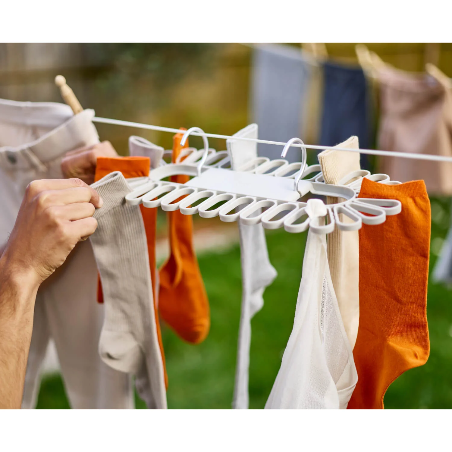 Joseph Joseph Petal™ 32 Piece QuickGrip Small Items Hanger - Ecru - Image 9
