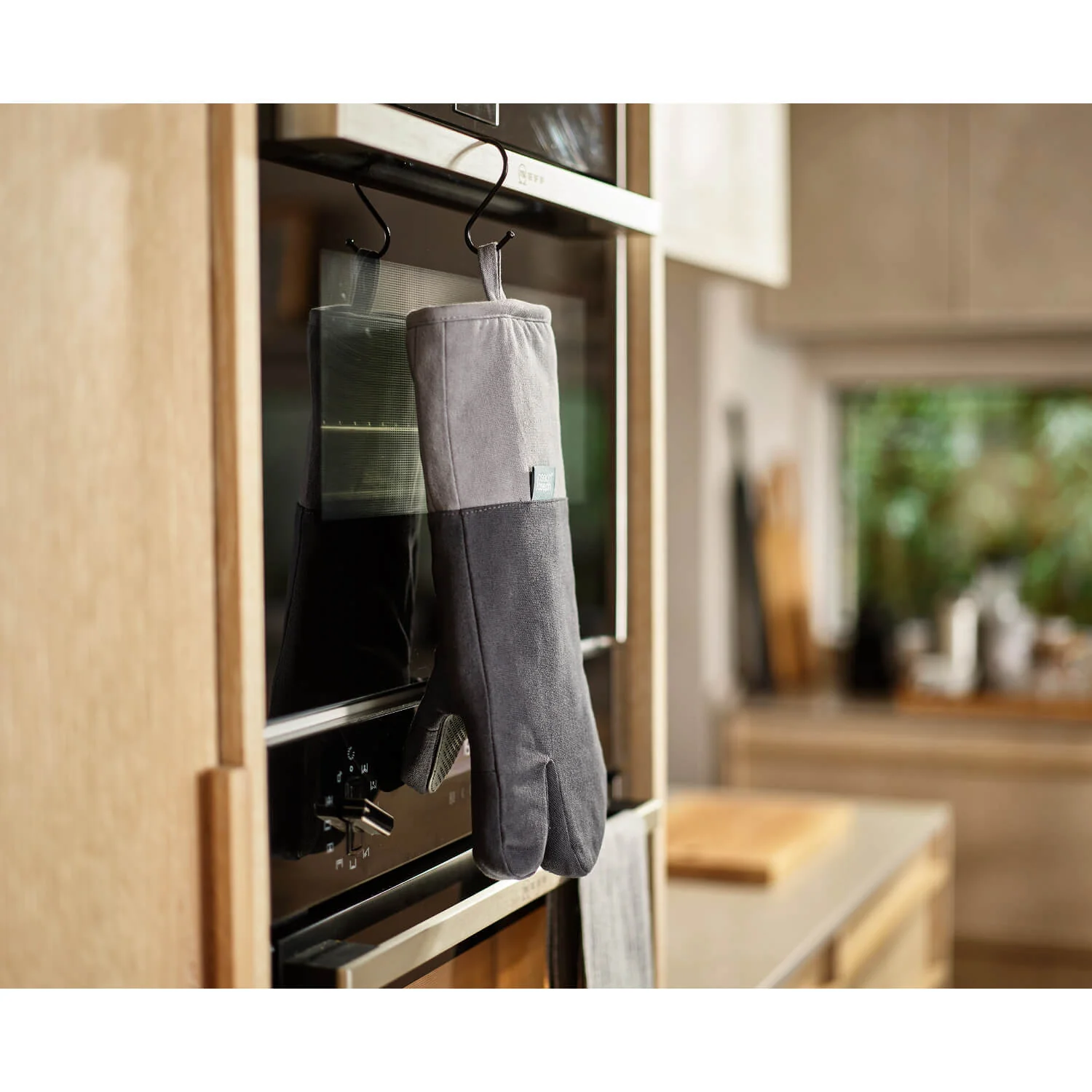Joseph Joseph Pinch™ Easy-grip Single Oven Glove - Grey - Image 10