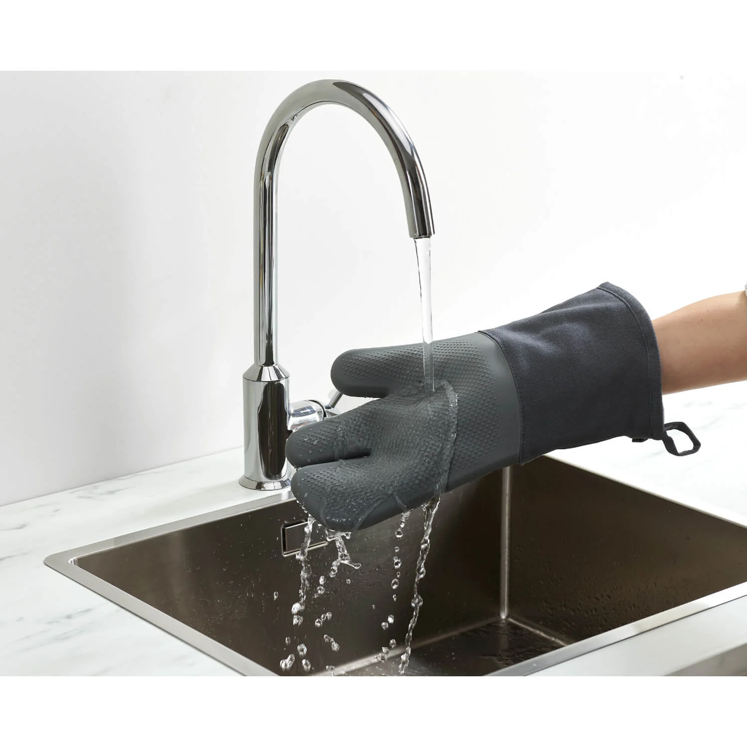 Joseph Joseph Pinch™ Easy-grip Single Oven Glove - Grey - Image 9