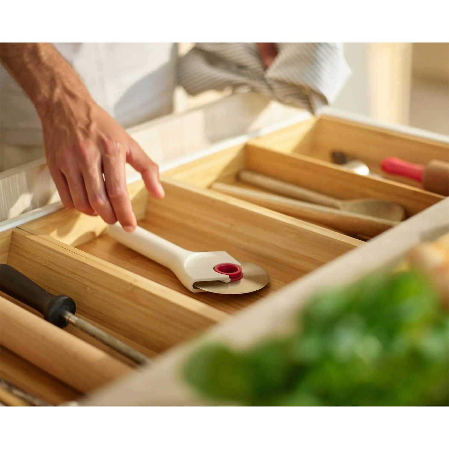 Joseph Joseph Ringo Easy Clean Pizza Cutter Wheel - Red - Image 6