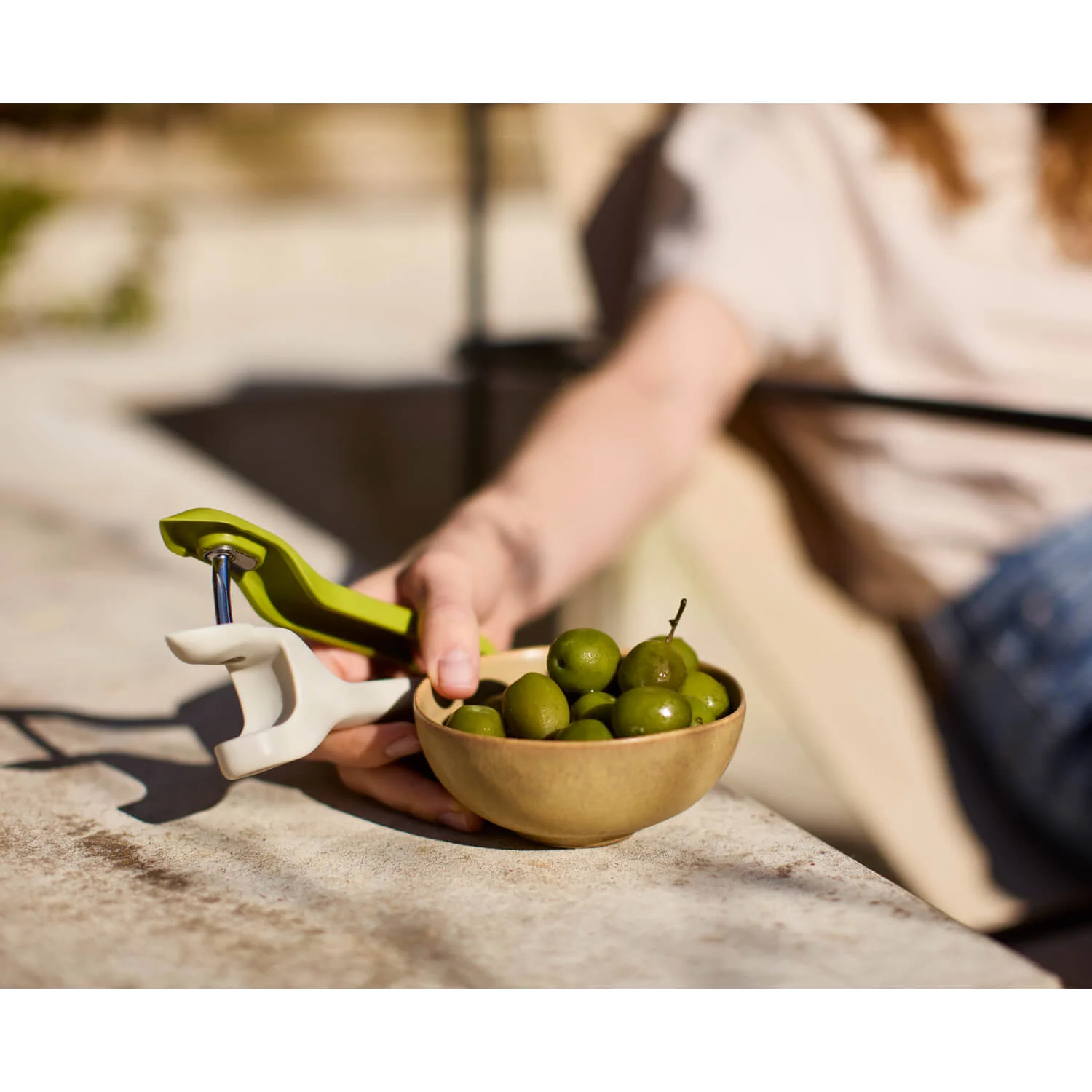 Joseph Joseph Tweezy™ 2-In-1 Pitter & Huller Tool - Green - Image 6