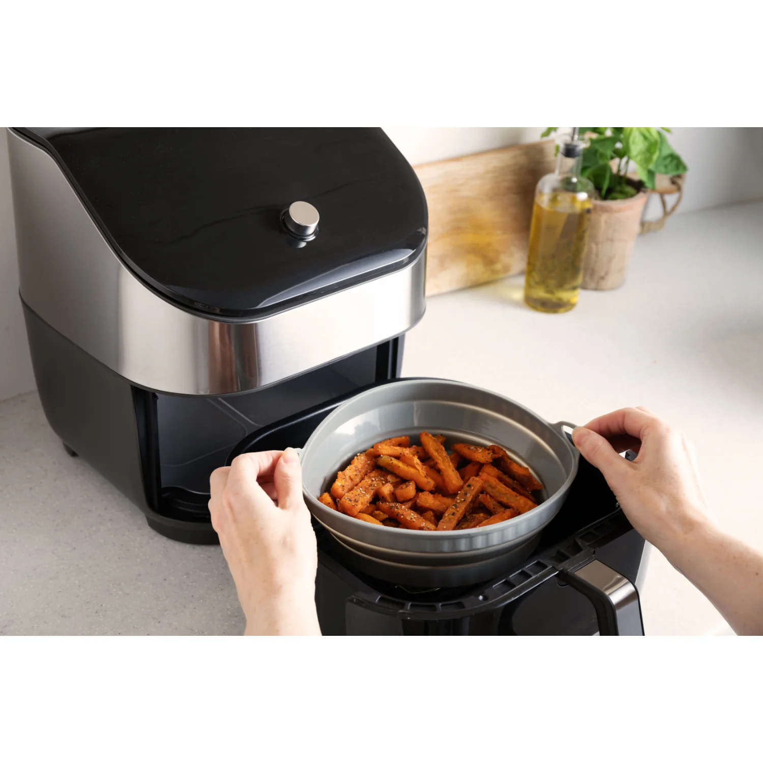 KitchenCraft Collapsible Silicone Air Fryer Liner - Round - Image 5