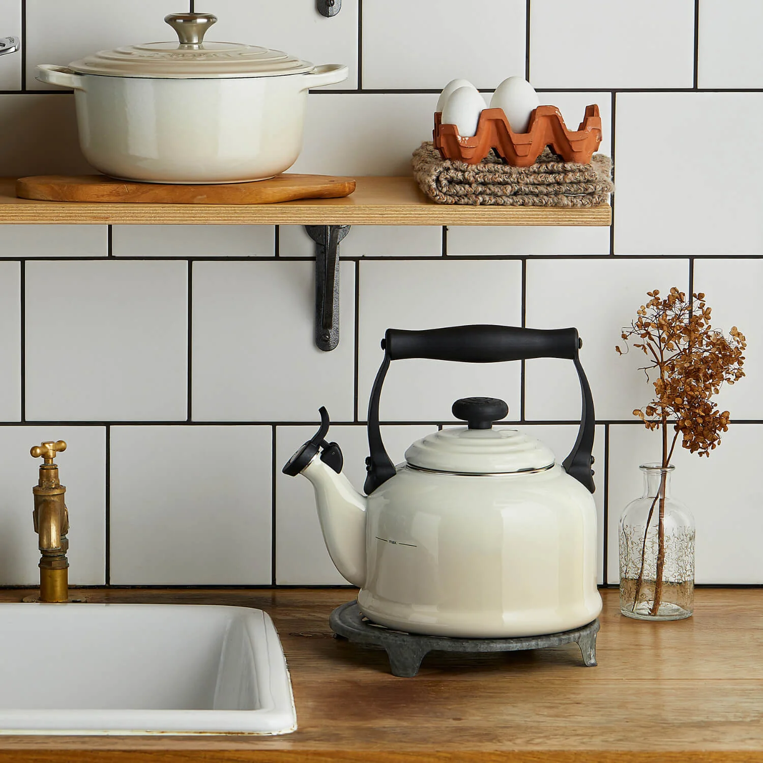 Le Creuset Traditional Stove Top Kettle - Meringue - Image 5