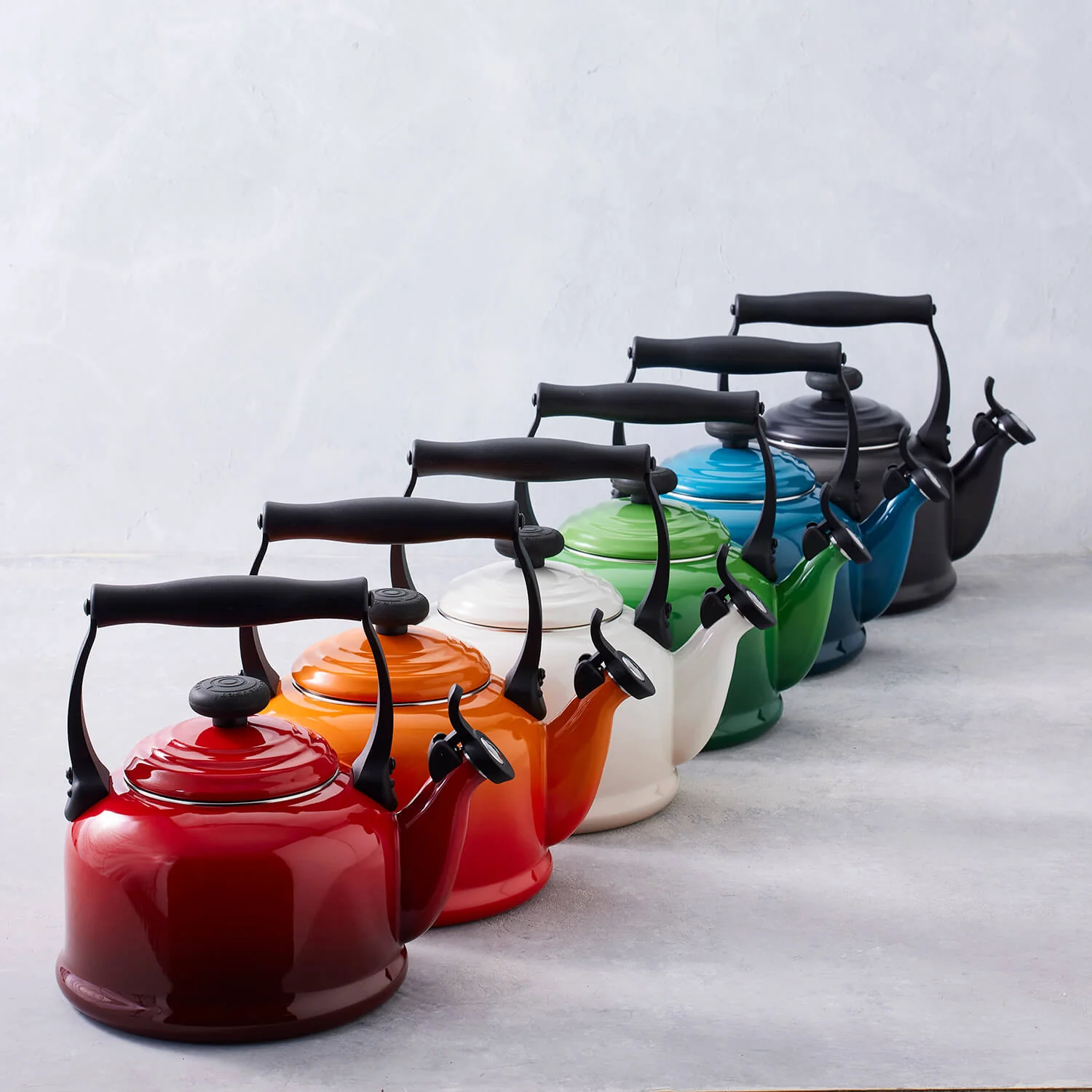 Le Creuset Traditional Stove Top Kettle - Meringue - Image 6