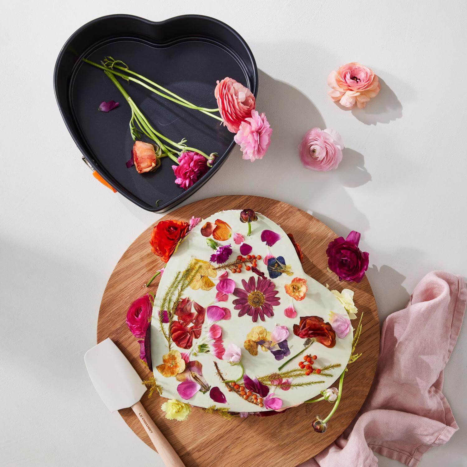 Le Creuset 25cm Heart Shape Non-Stick Springform Cake Tin - Image 6