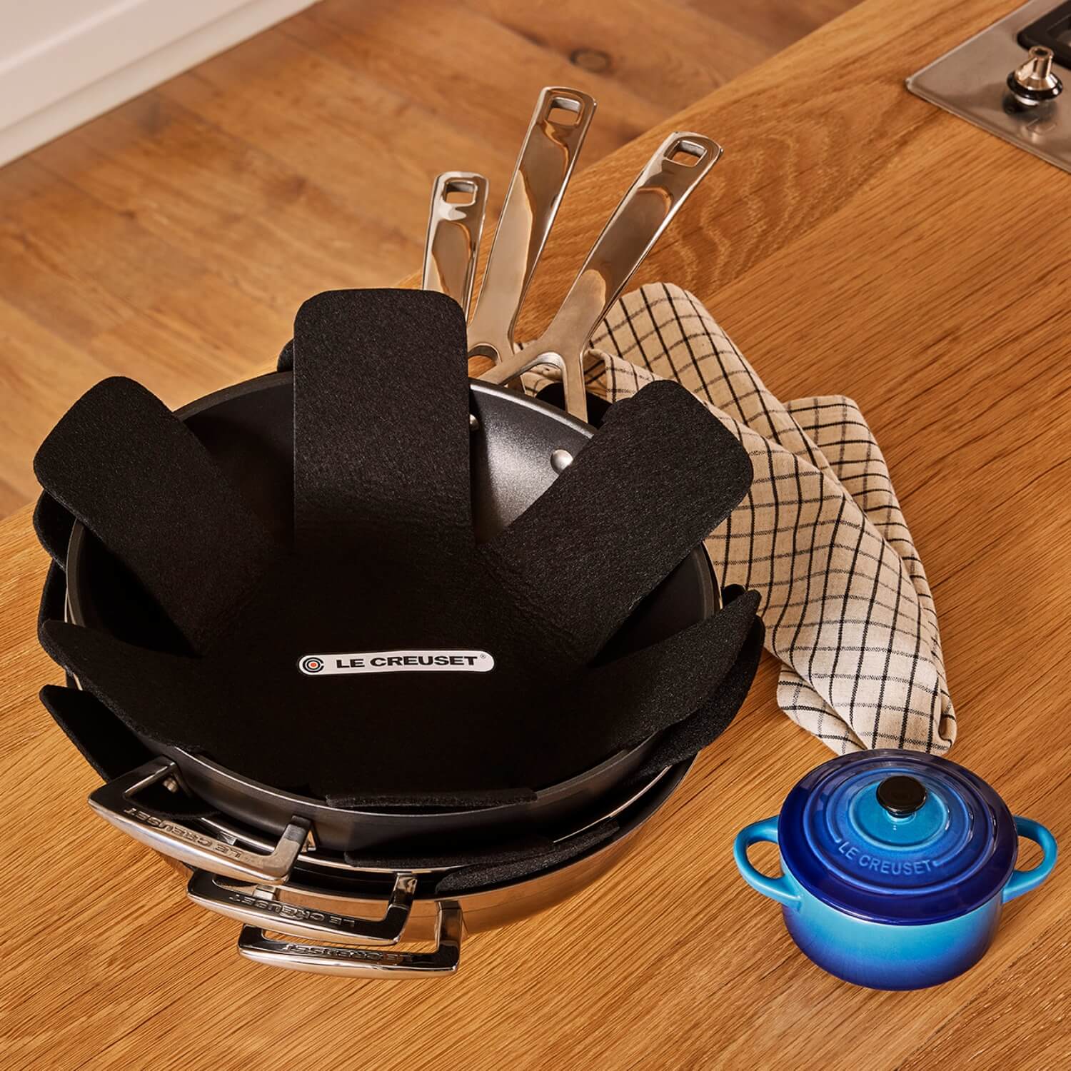 Le Creuset 3-Piece Felt Pan Protectors -Black - Image 4