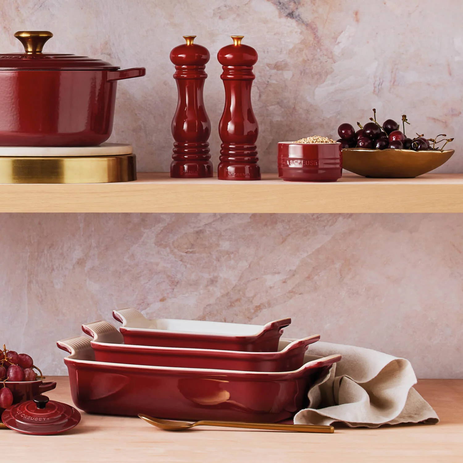 Le Creuset Stoneware Heritage 32cm Rectangular Deep Dish - Garnet - Image 7