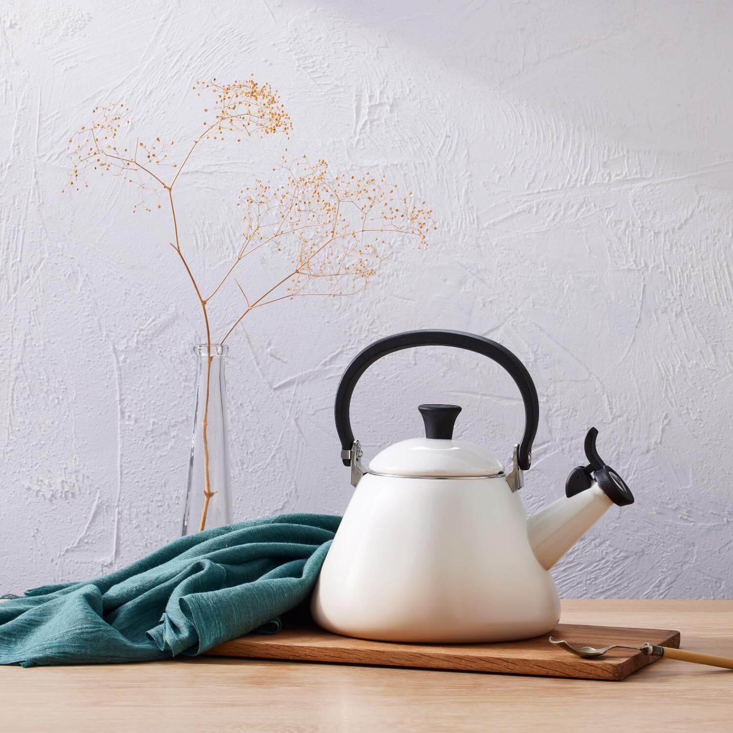 Le Creuset Kone Stove Top Kettle - Meringue - Image 5