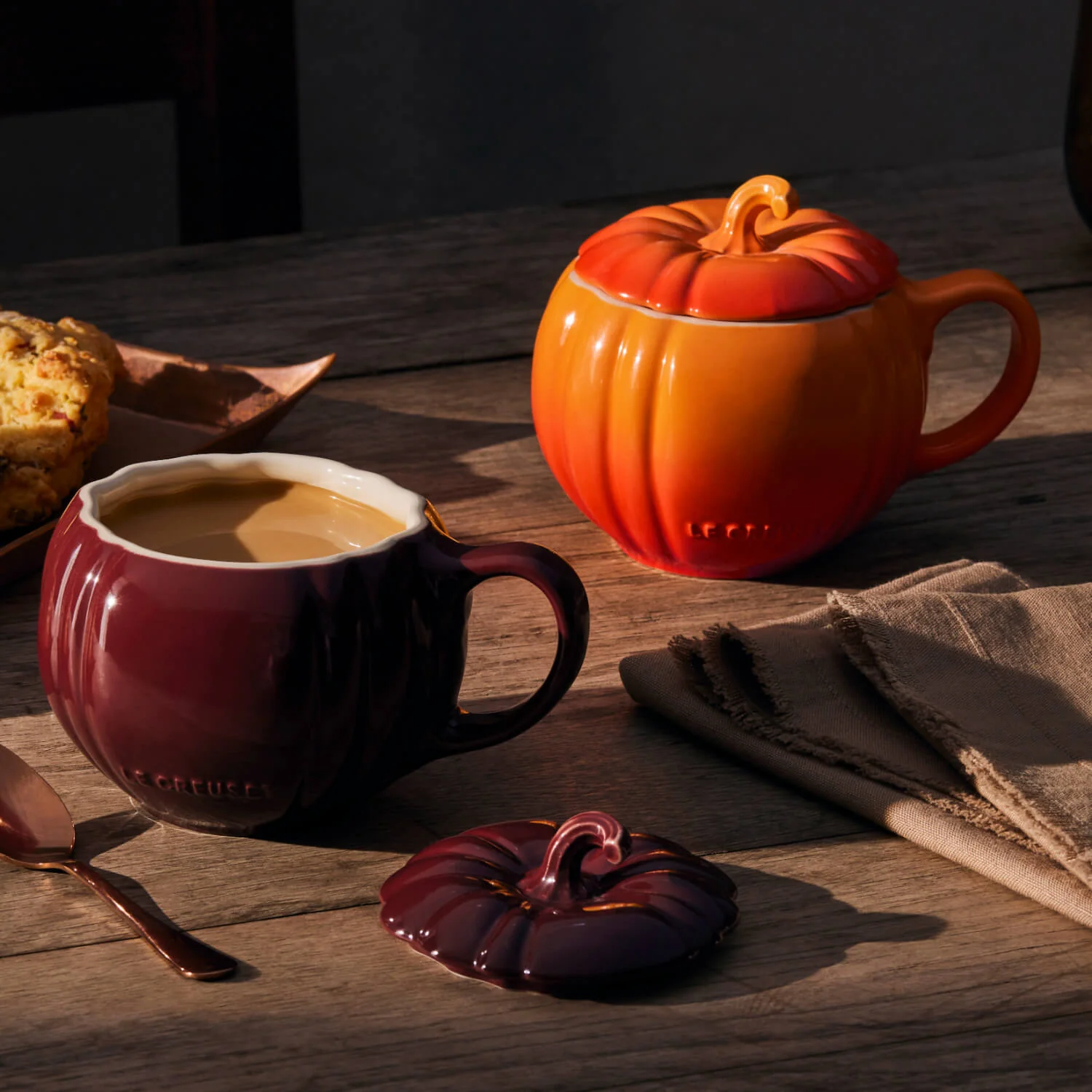 Le Creuset Halloween Stoneware 400ml Pumpkin Mug with Lid - Garnet - Image 6