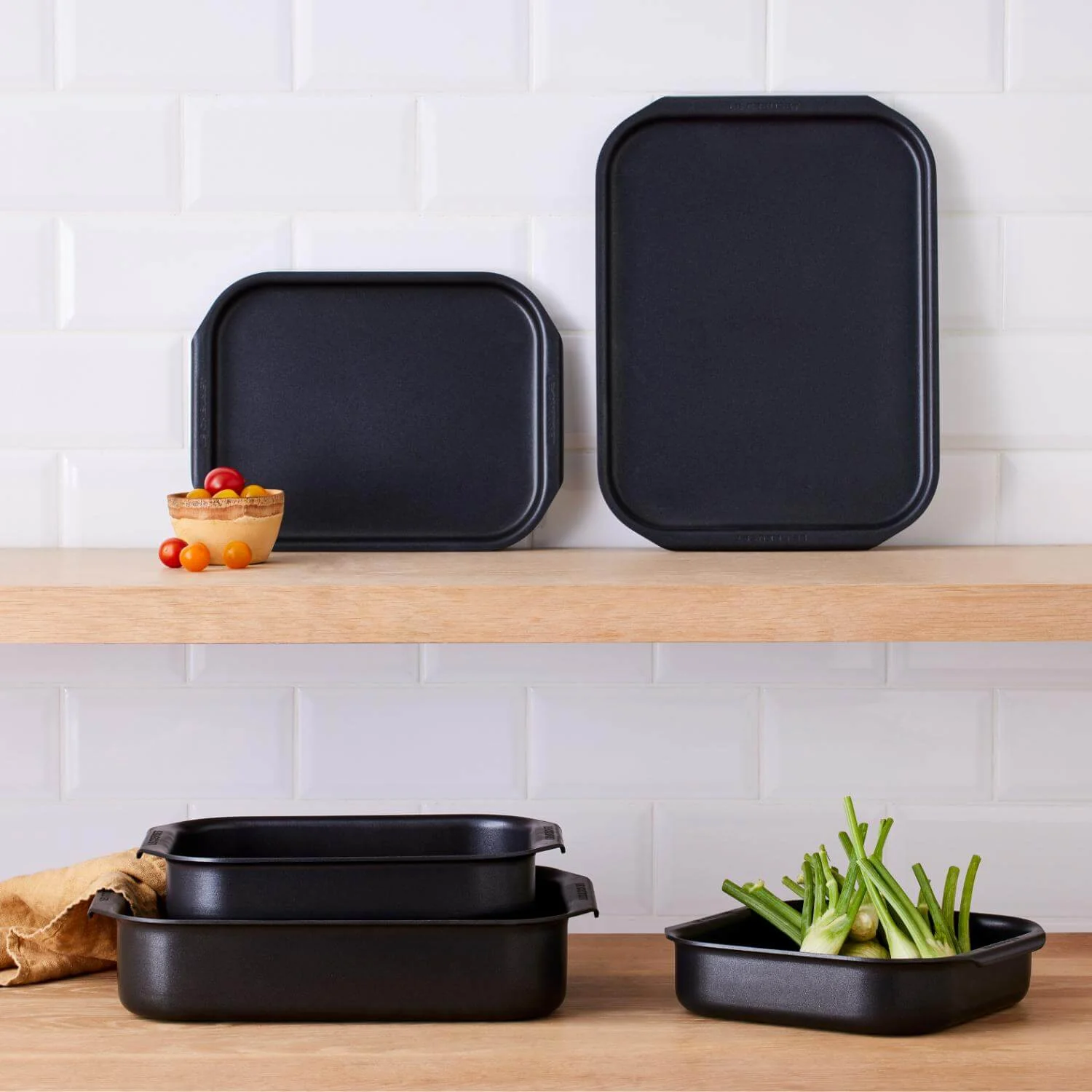 Le Creuset Non-Stick Ovenware 33cm x 26cm Roaster - Image 6