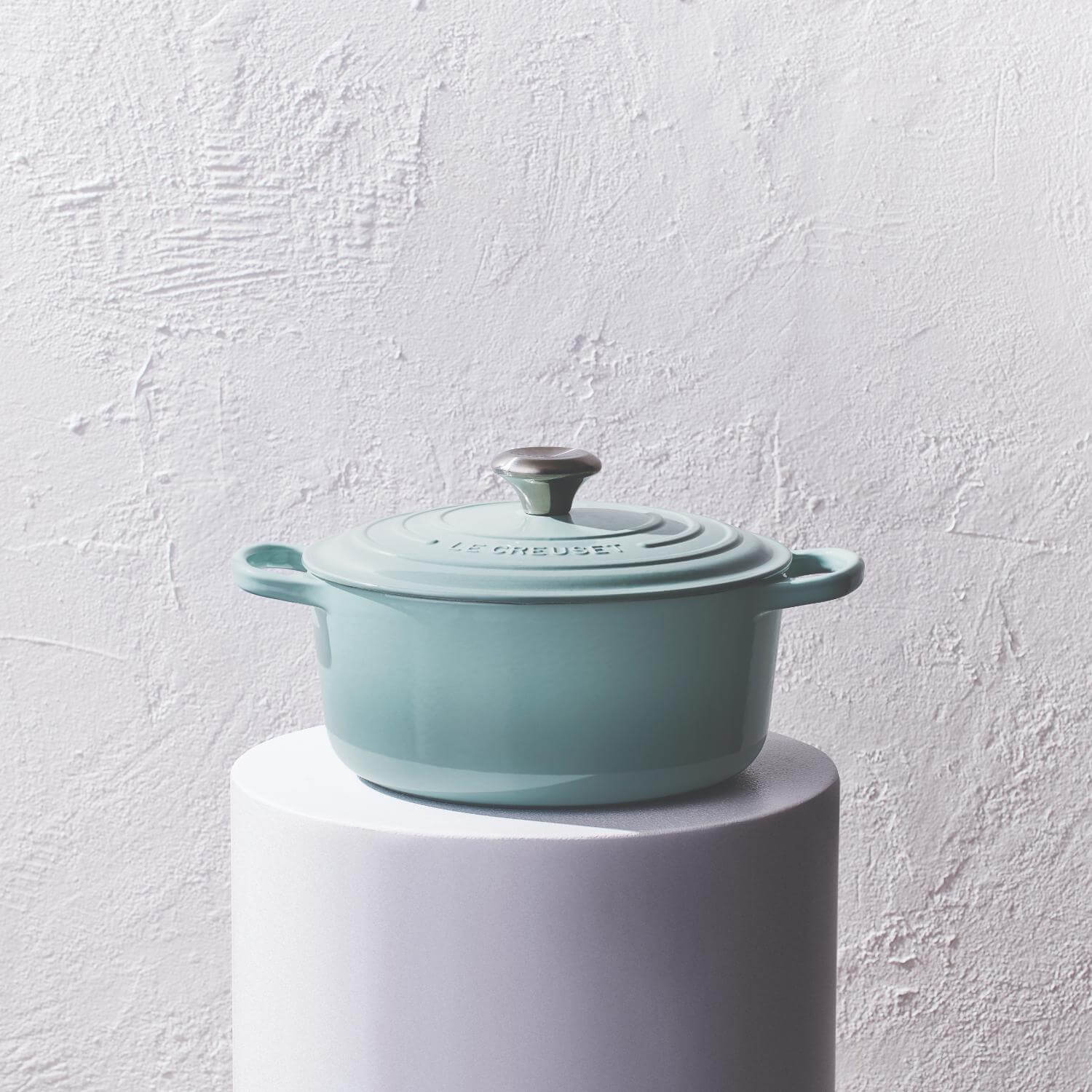 Le Creuset Signature 20cm Cast Iron Round Casserole - Sea Salt - Image 6