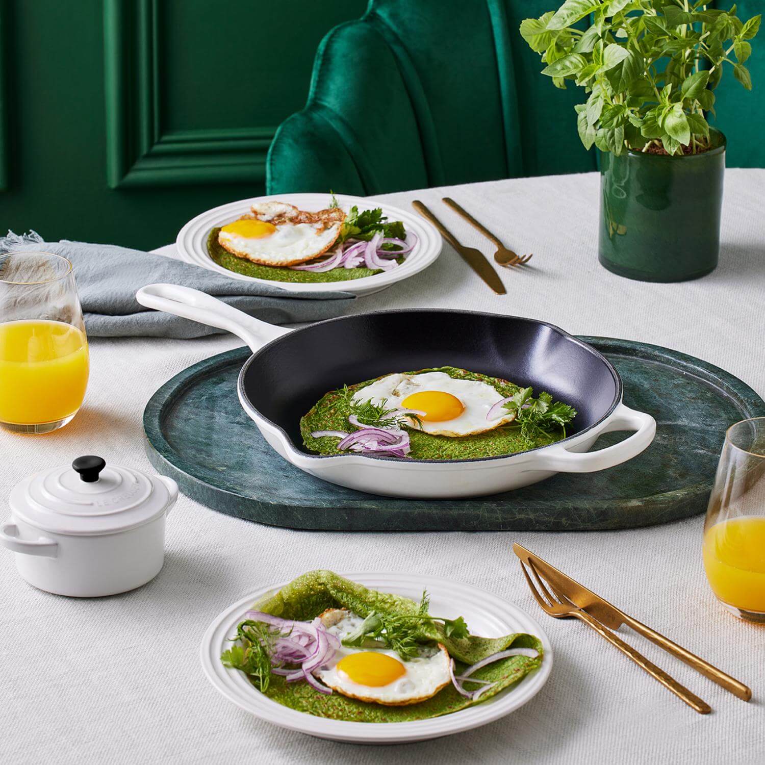 Le Creuset Signature Cast Iron 23cm Round Skillet - White - Image 5