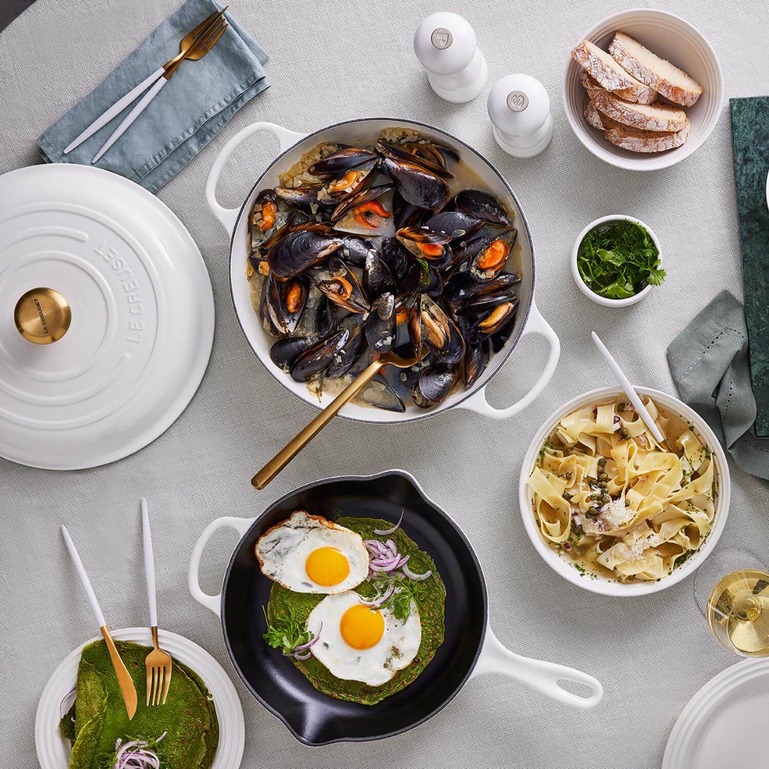 Le Creuset Signature Cast Iron 23cm Round Skillet - White - Image 6