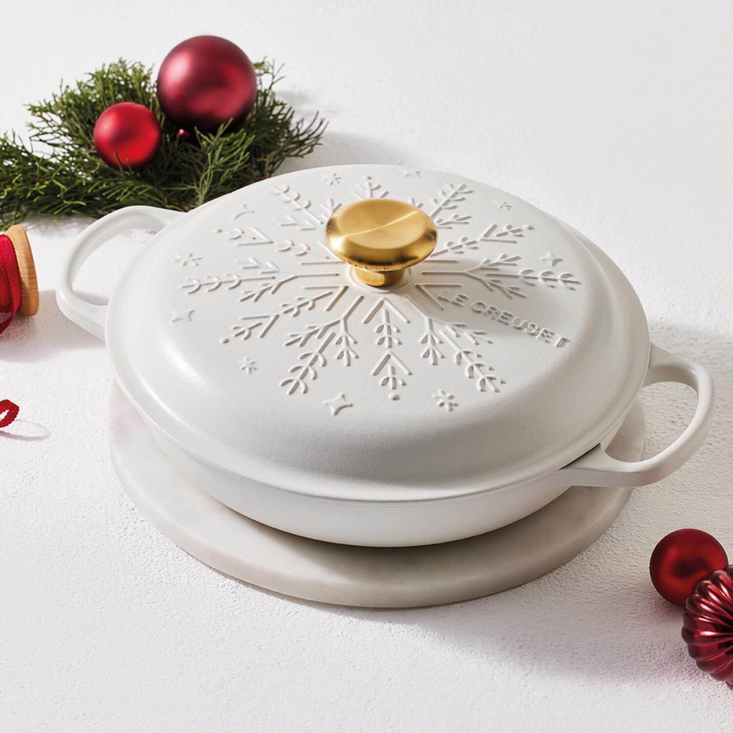 Le Creuset Signature 26cm Cast Iron Christmas Shallow Casserole - Snowflakes - Image 6