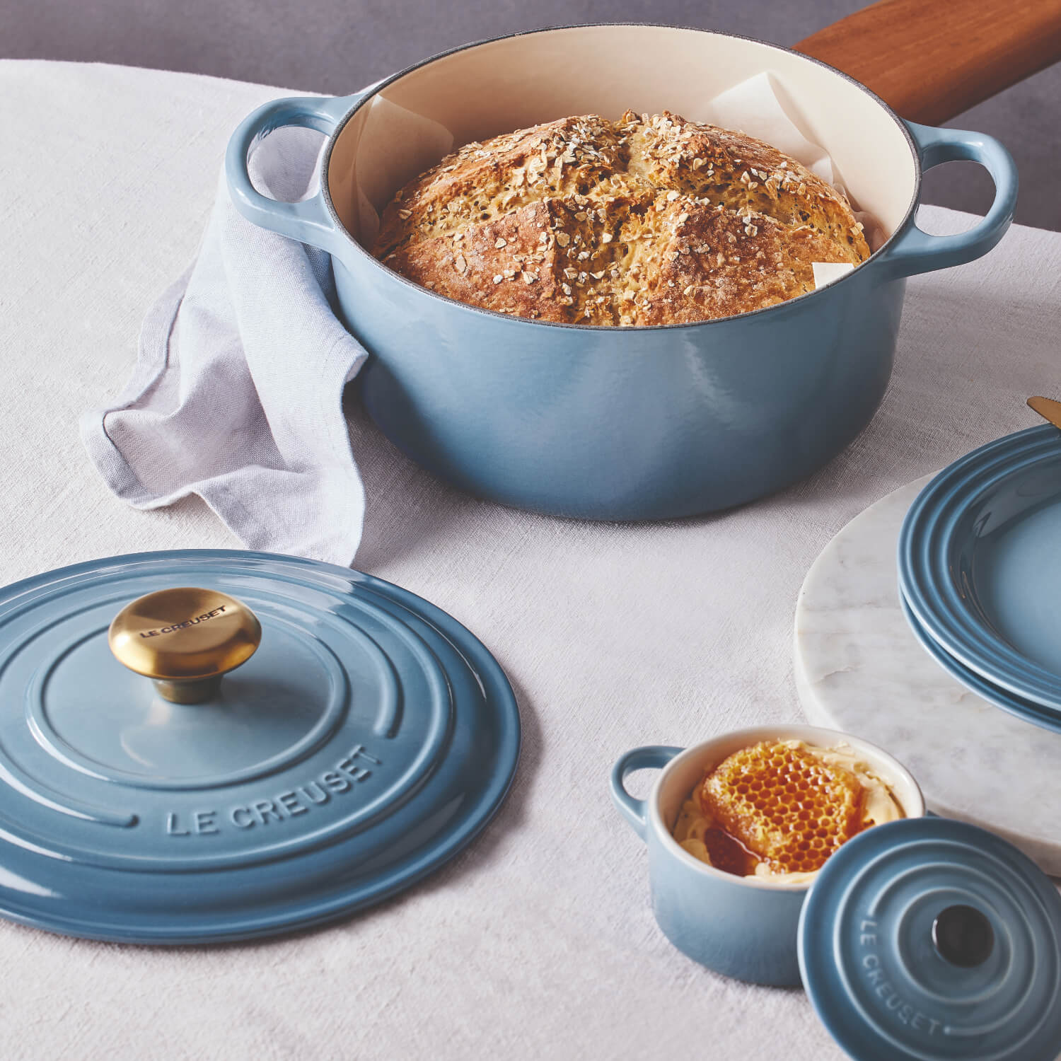 Le Creuset Signature Cast Iron 28cm Round Casserole - Chambray - Image 7