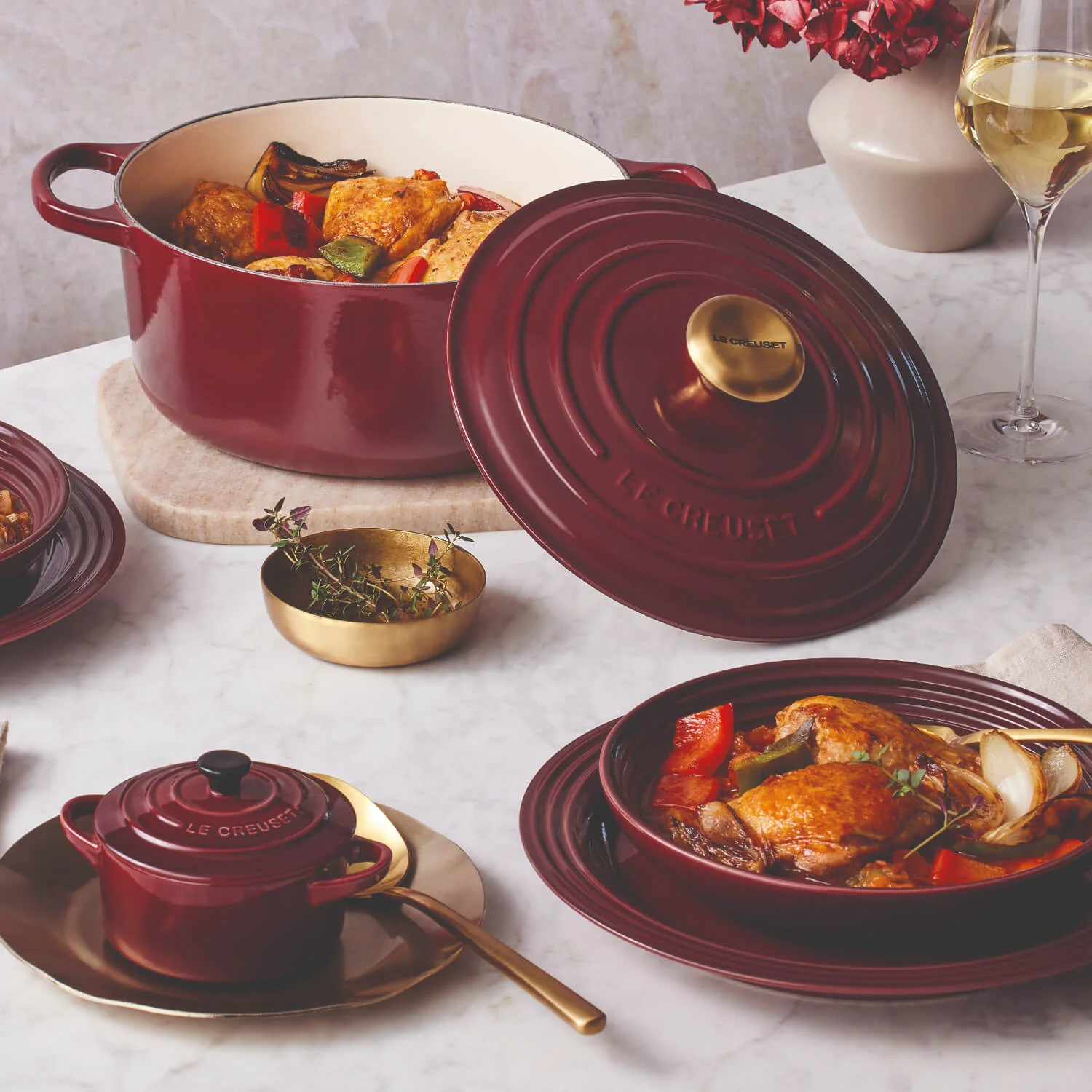 Le Creuset Signature Cast Iron 28cm Round Casserole - Garnet - Image 7