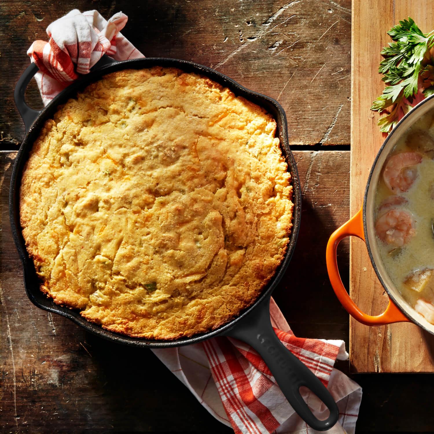 Le Creuset Signature Cast Iron 23cm Round Skillet - Satin Black - Image 5