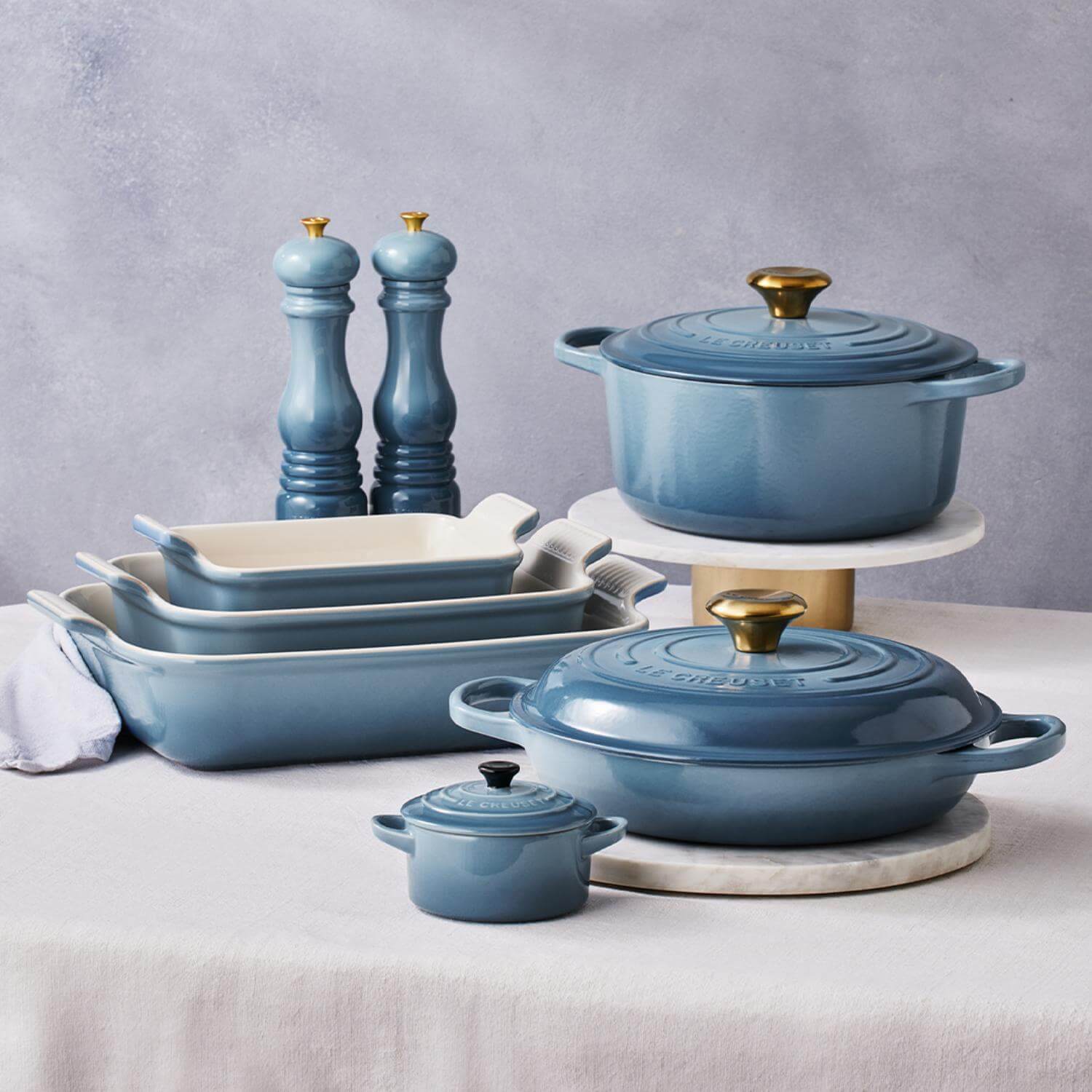 Le Creuset Signature Cast Iron 26cm Round Casserole - Chambray - Image 9