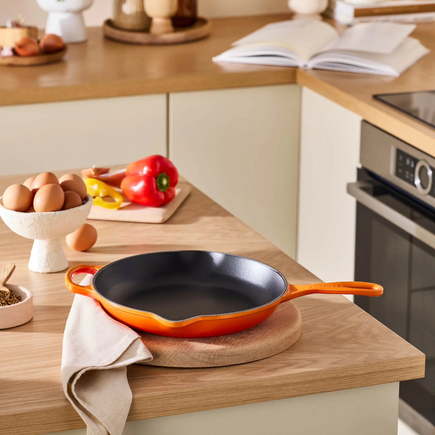 Le Creuset Signature Cast Iron 26cm Round Skillet - Volcanic - Image 5