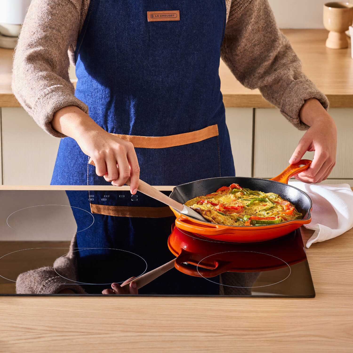 Le Creuset Signature Cast Iron 26cm Round Skillet - Volcanic - Image 6