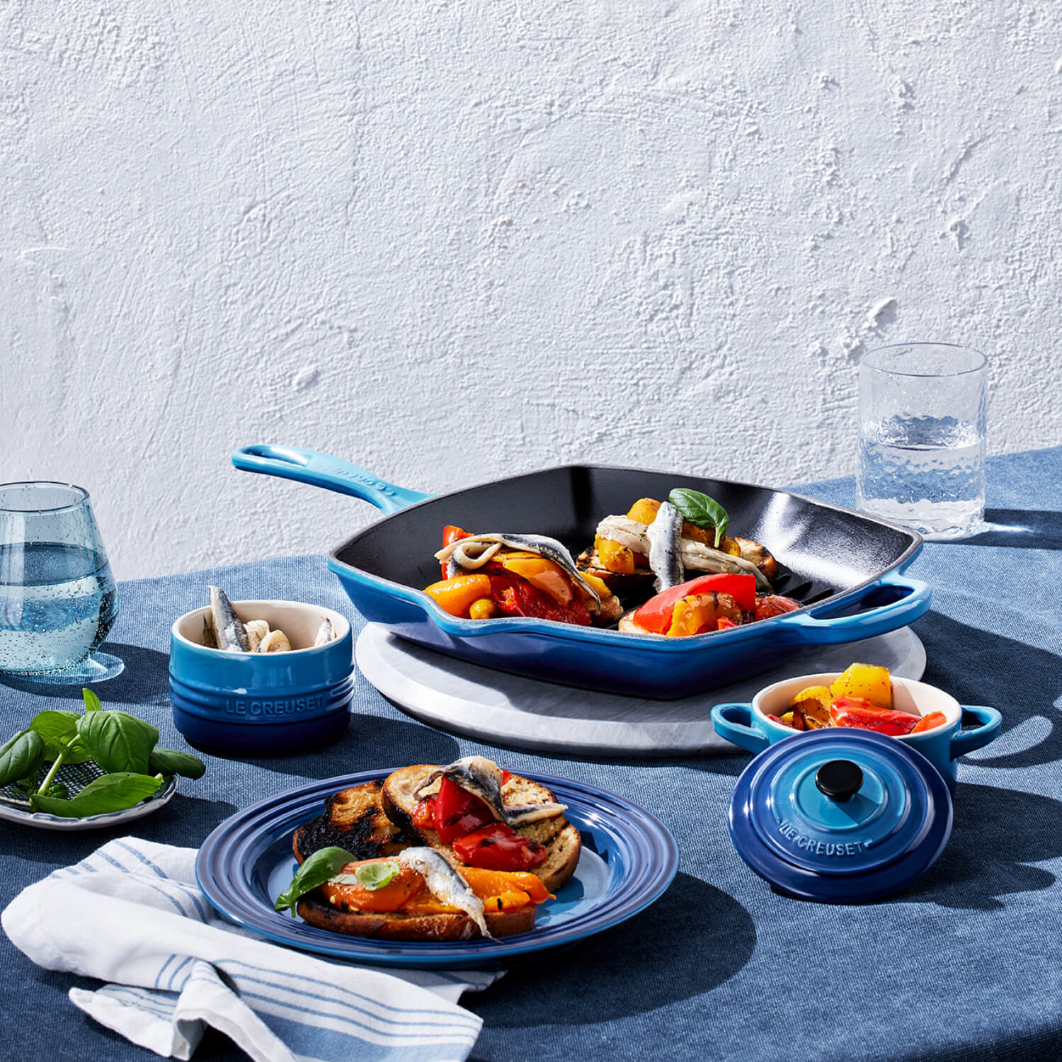 Le Creuset Signature Cast Iron 26cm Square Grillit - Azure - Image 5