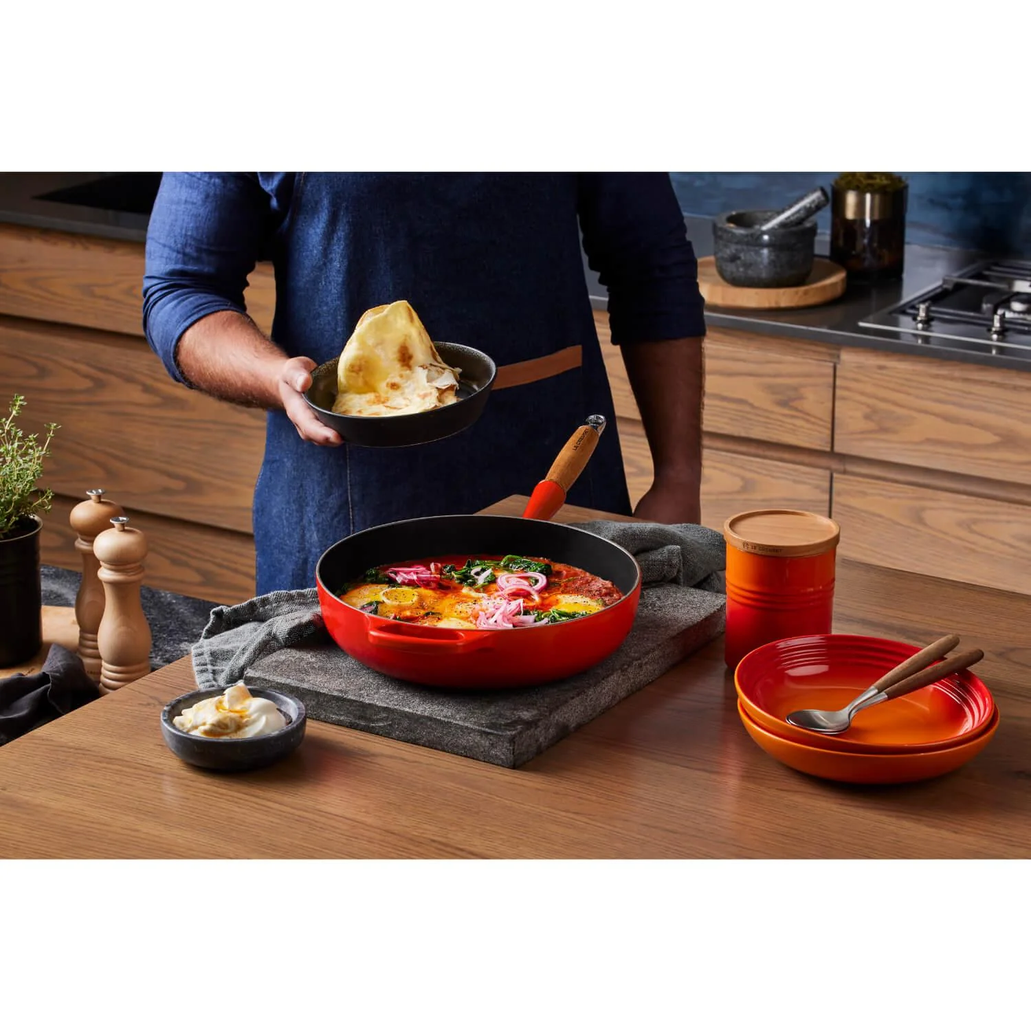Le Creuset Signature Cast Iron 28cm Saute Pan - Cerise - Image 6