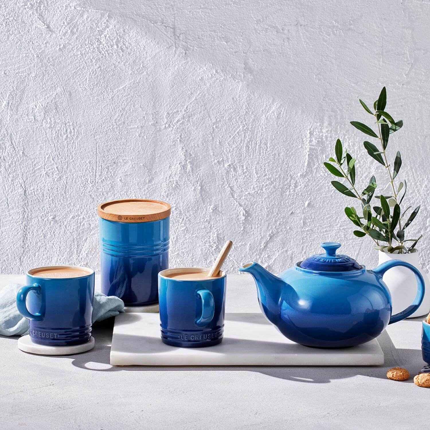 Le Creuset Stoneware Classic Teapot - Azure - Image 6