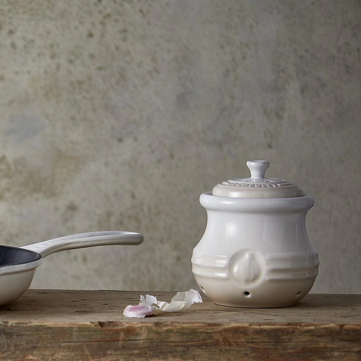 Le Creuset Stoneware Garlic Keeper - Meringue - Image 6