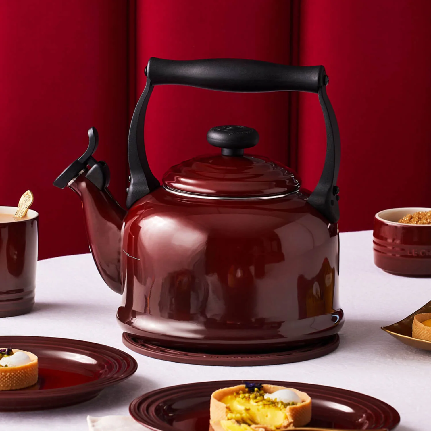 Le Creuset Traditional Stove Top Kettle - Garnet - Image 5