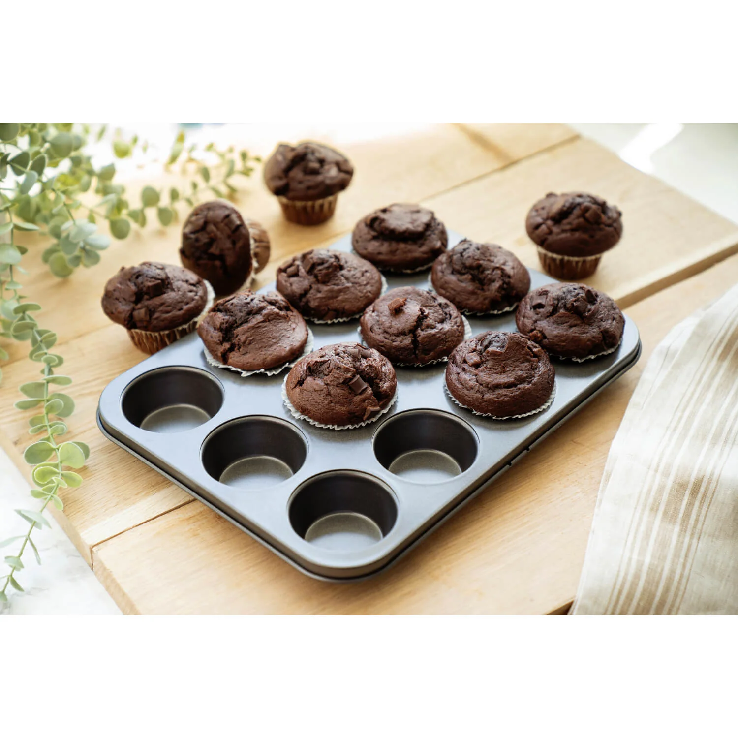 Luxe Bakeware Non-Stick Bun Pan - 12 Cup - Image 3