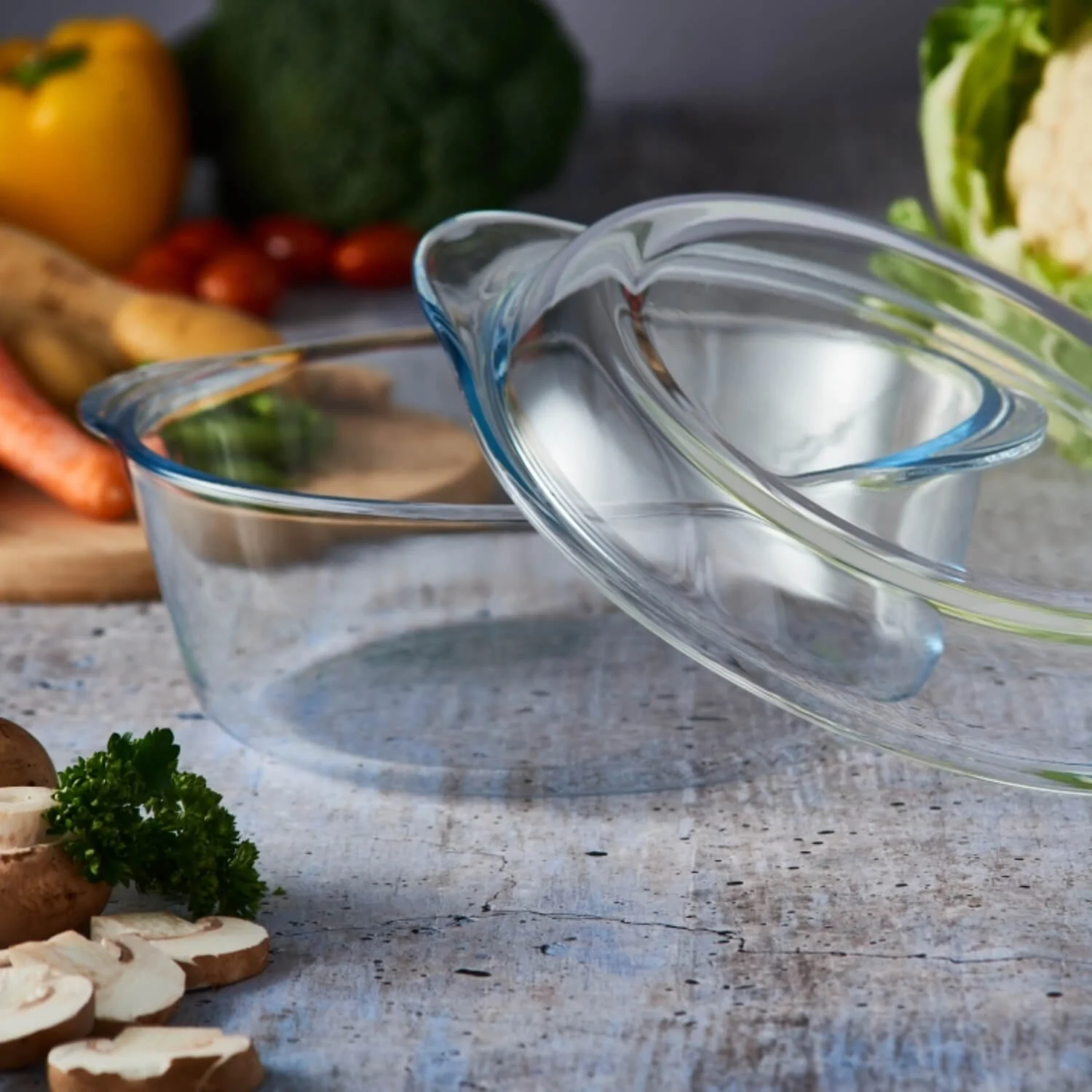 Mason Cash Classic Round Glass 2 Litre Casserole Dish with Lid - Image 3