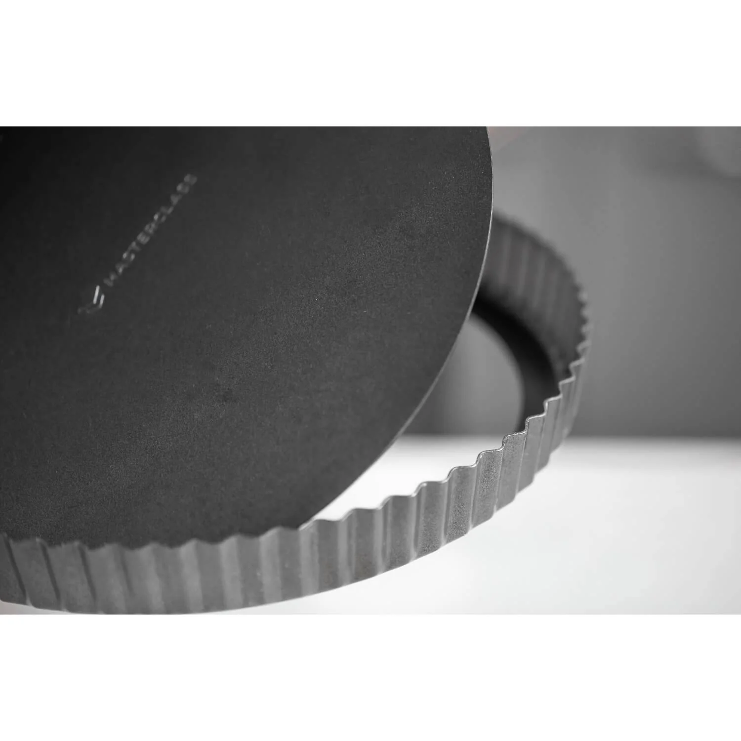 Masterclass Non-Stick Loose Base Round Fluted Flan Tin - 18cm - Image 3