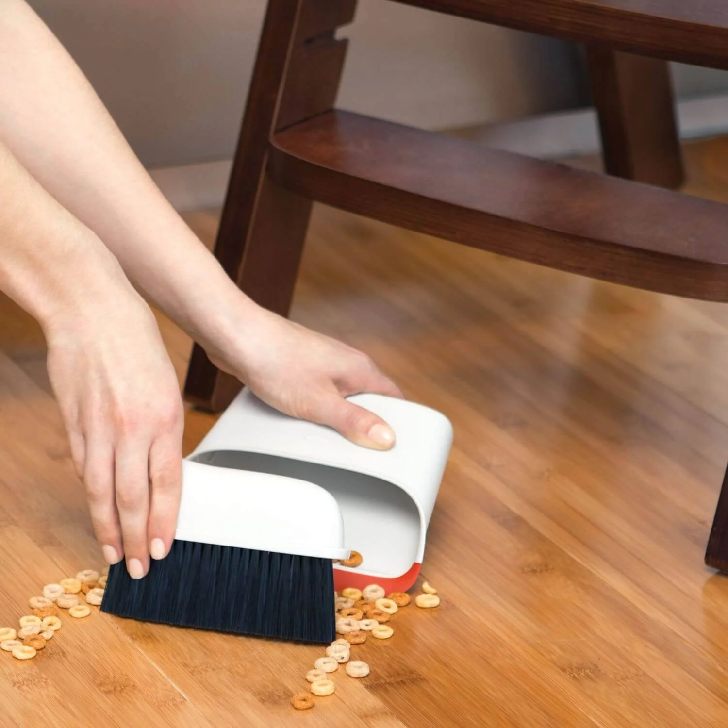 OXO Good Grips Compact Dustpan & Brush Set - Image 6