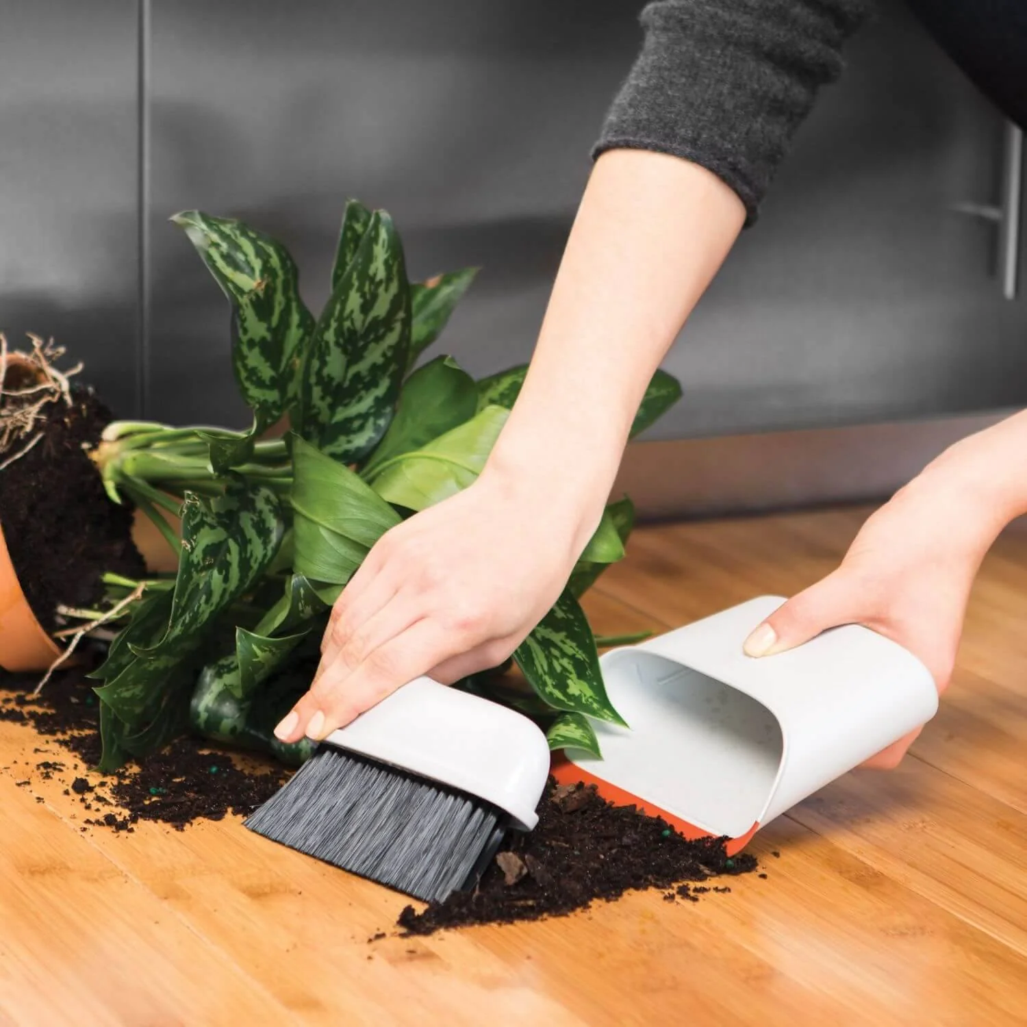 OXO Good Grips Compact Dustpan & Brush Set - Image 7