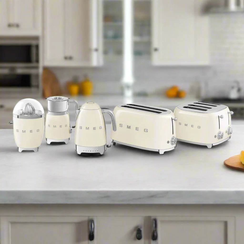 Smeg 50's Style Retro CJF11 Citrus Juicer - Cream - Image 3