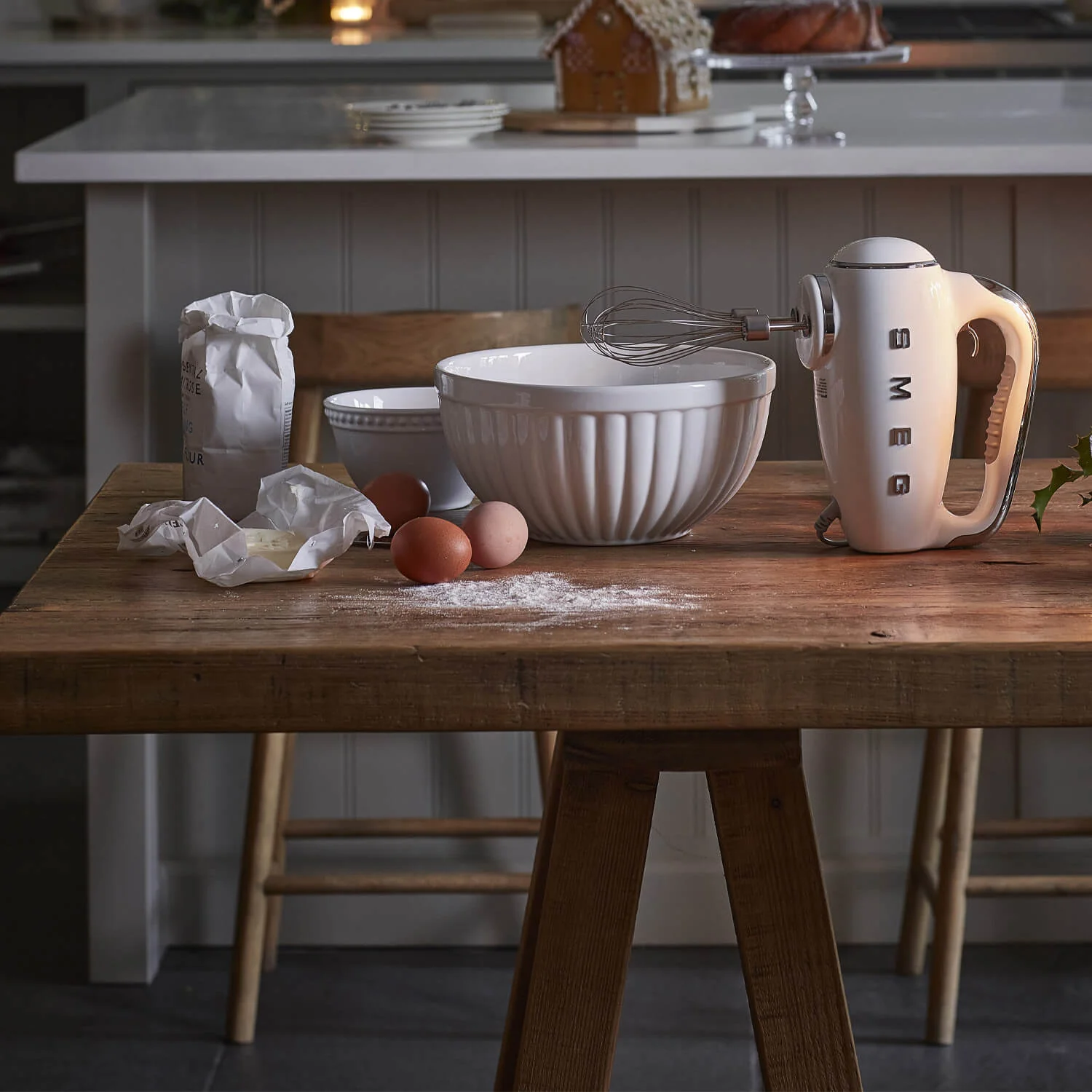 Smeg 50's Style Retro HMF01 Hand Mixer - Cream - Image 9