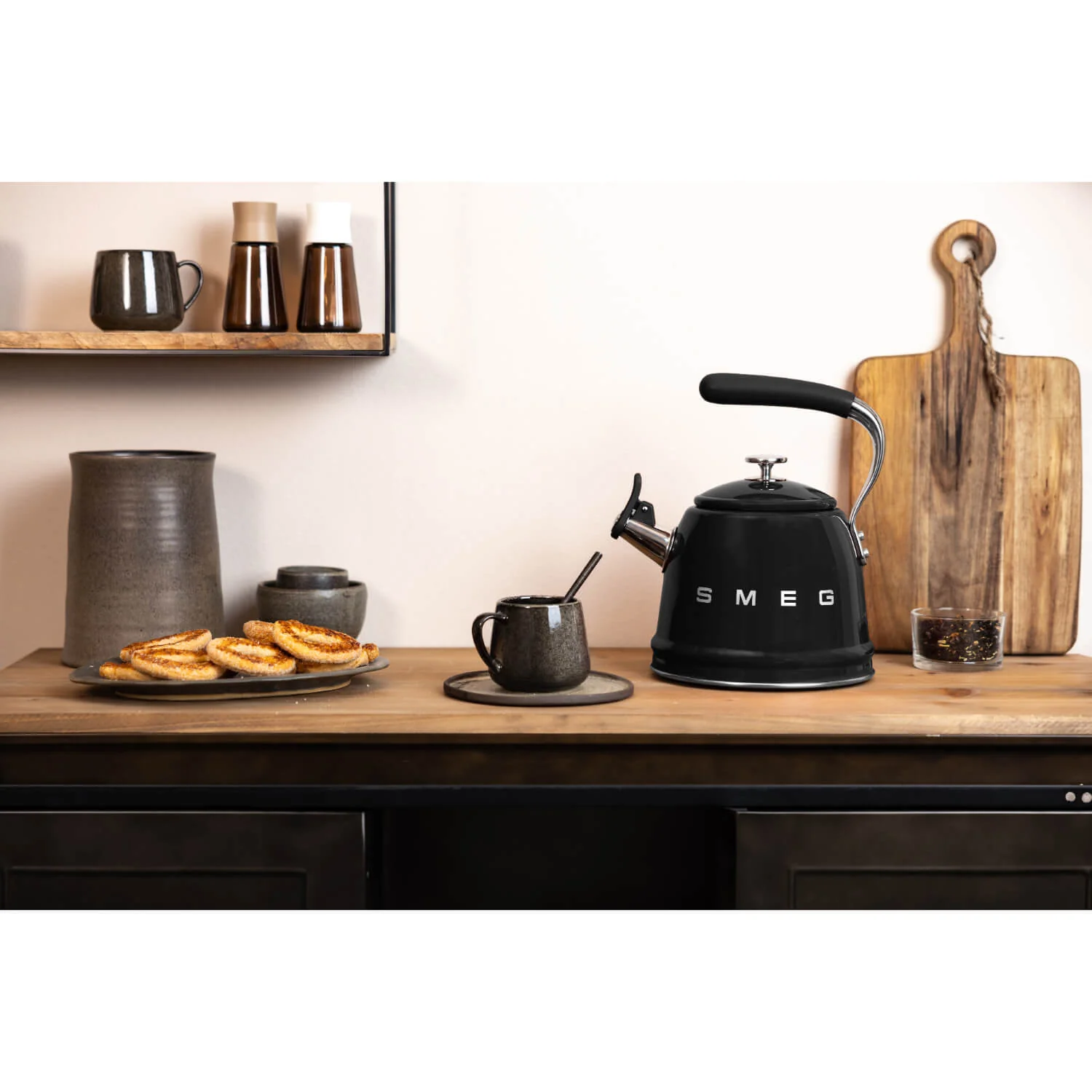 Smeg 50's Retro Style WKF01 Whistling Stove Top Kettle - Black - Image 6