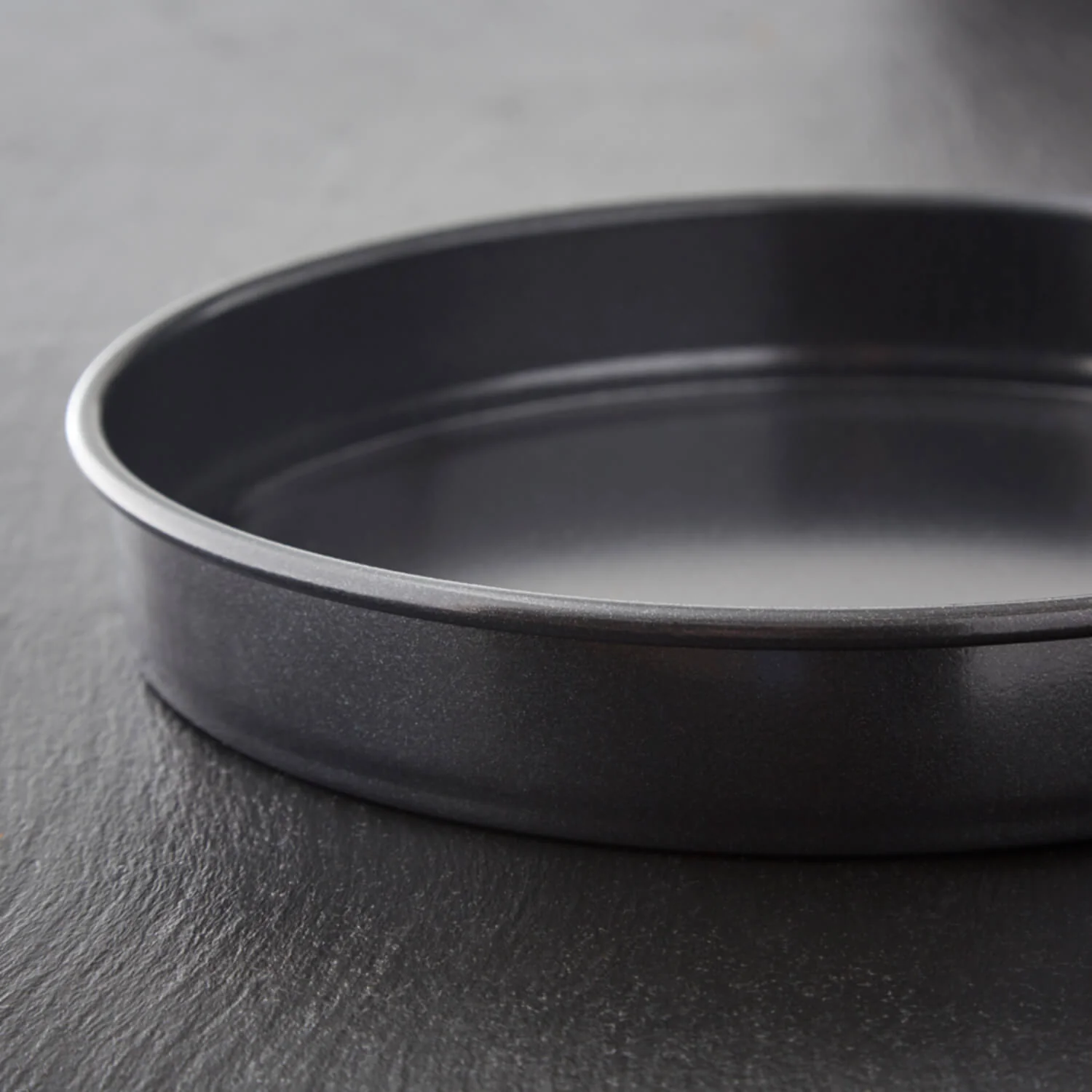 Tower Precision Plus Carbon Steel 23cm Round Non-Stick Loose Base Sandwich Tin - Black - Image 4